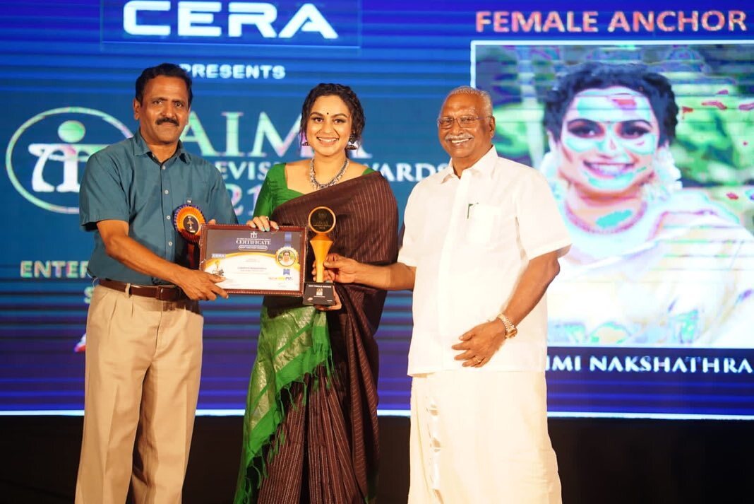 സാരിയില്‍ സുന്ദരിയായി മലയാളികളുടെ ഇഷ്ട അവതാരക ലക്ഷ്മി നക്ഷത്ര