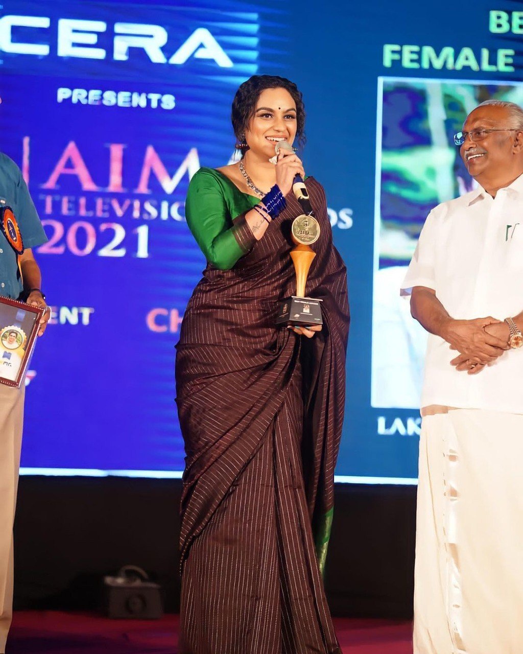 സാരിയില്‍ സുന്ദരിയായി മലയാളികളുടെ ഇഷ്ട അവതാരക ലക്ഷ്മി നക്ഷത്ര