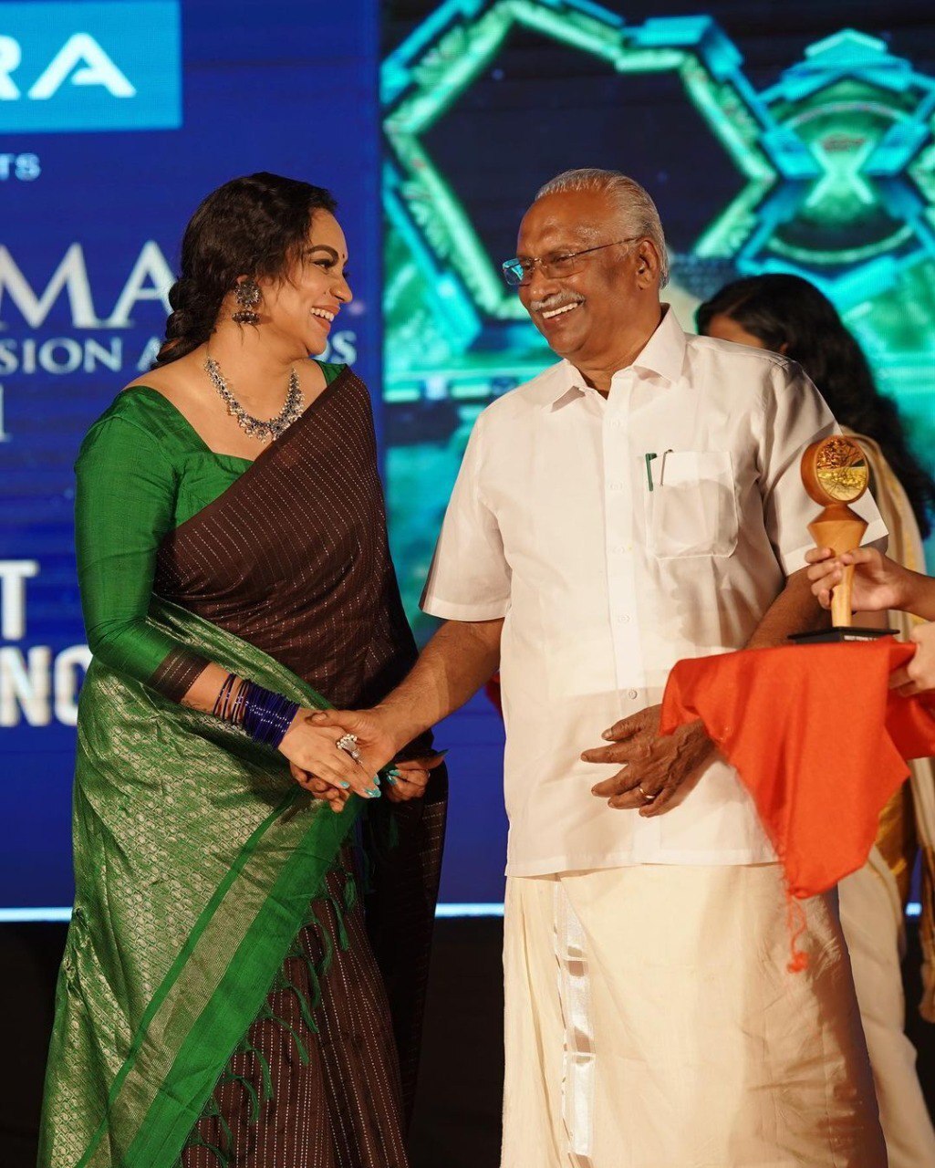 സാരിയില്‍ സുന്ദരിയായി മലയാളികളുടെ ഇഷ്ട അവതാരക ലക്ഷ്മി നക്ഷത്ര