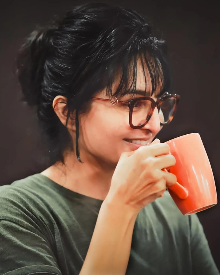 പൊട്ടിച്ചിരിച്ച് മഞ്ജു വാര്യർ, 'ഇപ്പോഴും കുട്ടിത്തം മാറിയിട്ടില്ല', ചിത്രങ്ങൾ കാണാം