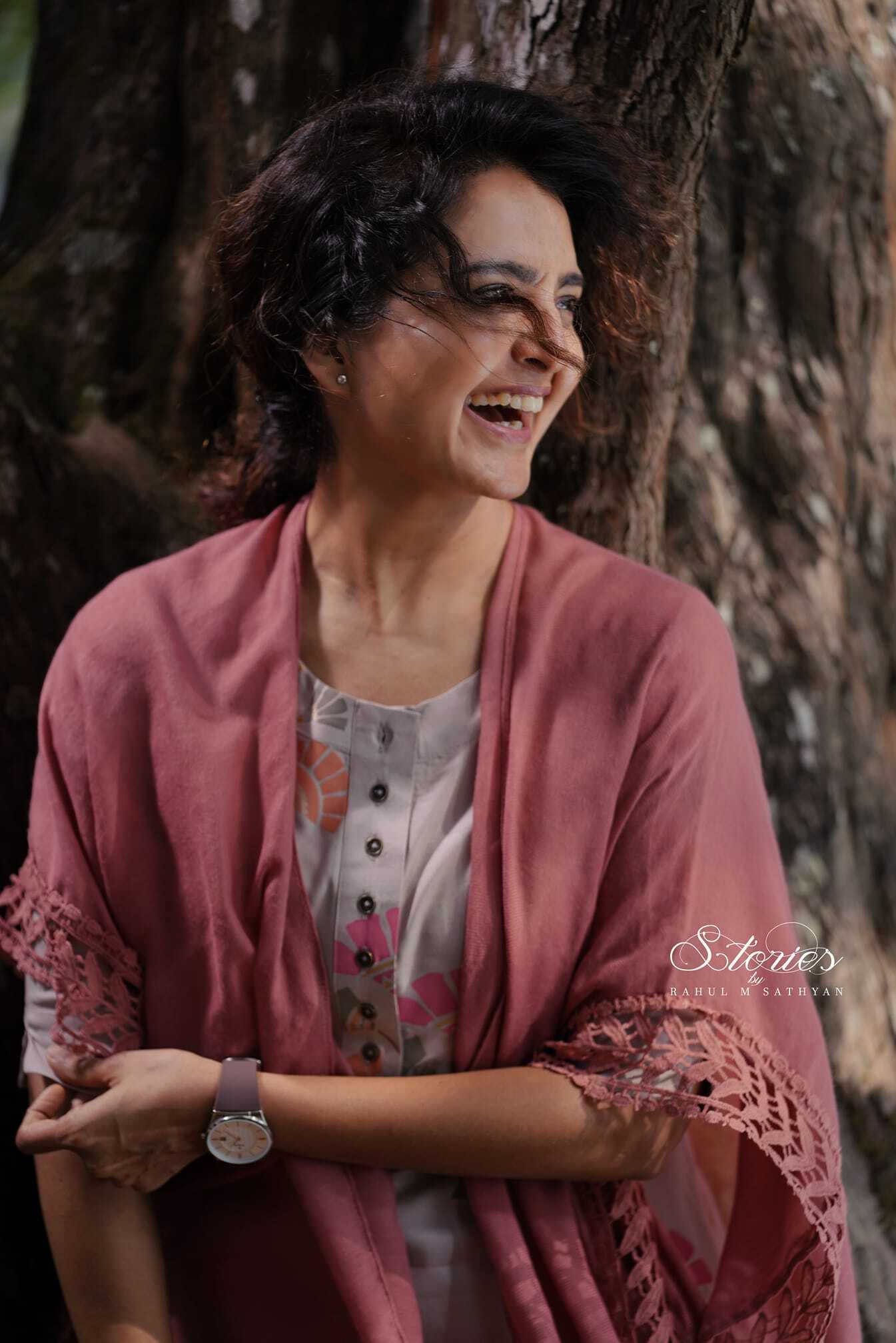 പൊട്ടിച്ചിരിച്ച് മഞ്ജു വാര്യർ, 'ഇപ്പോഴും കുട്ടിത്തം മാറിയിട്ടില്ല', ചിത്രങ്ങൾ കാണാം