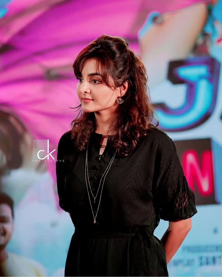 പൊട്ടിച്ചിരിച്ച് മഞ്ജു വാര്യർ, 'ഇപ്പോഴും കുട്ടിത്തം മാറിയിട്ടില്ല', ചിത്രങ്ങൾ കാണാം