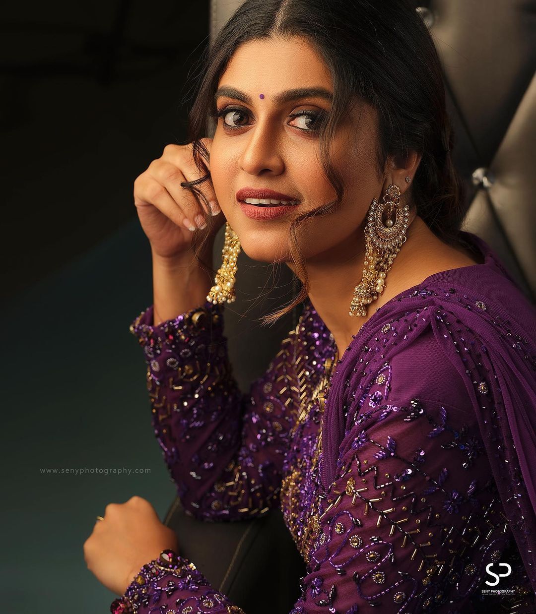 'എന്തൊരു നോട്ടമാണിത്, ബോളിവുഡ് സുന്ദരി പോലെ...' വയലറ്റിൽ തിളങ്ങി രസ്ന പവിത്രൻ