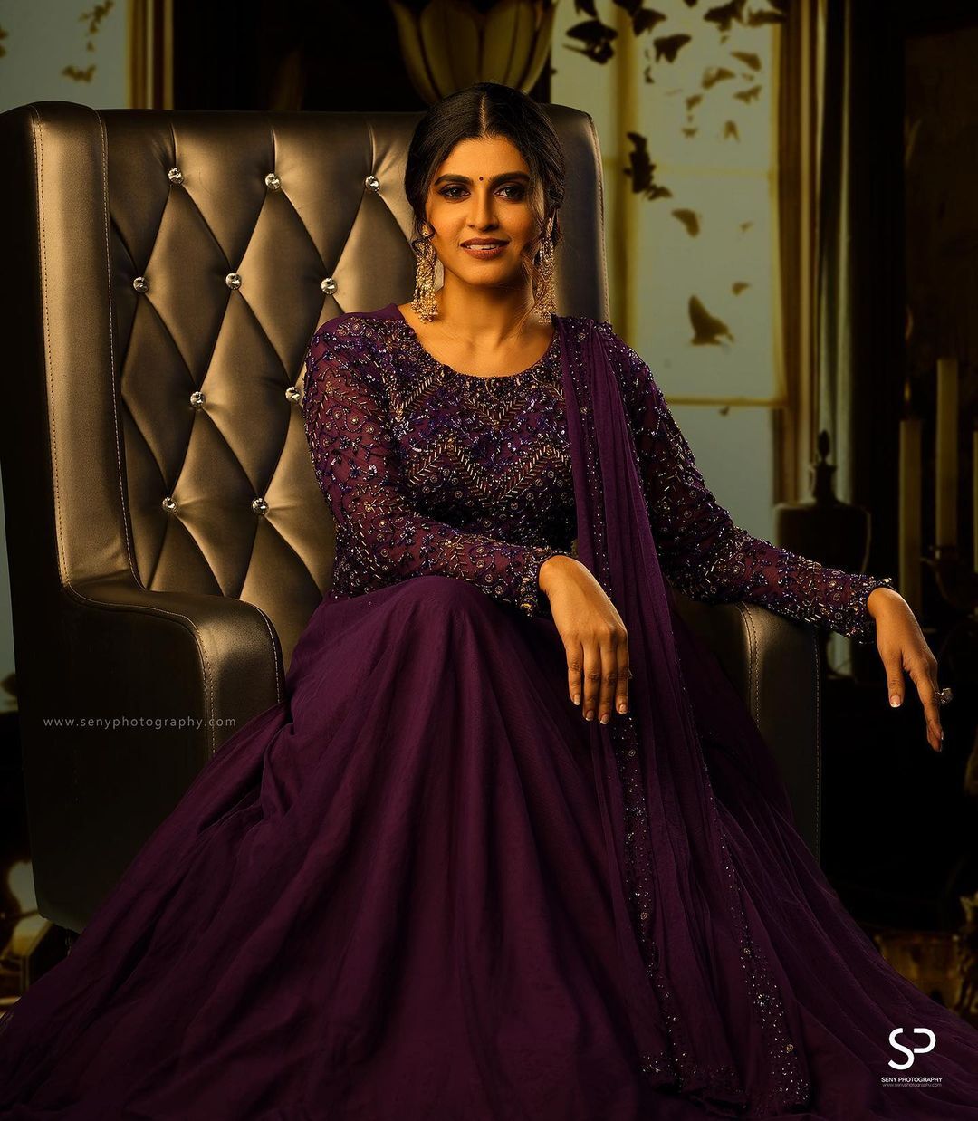 'എന്തൊരു നോട്ടമാണിത്, ബോളിവുഡ് സുന്ദരി പോലെ...' വയലറ്റിൽ തിളങ്ങി രസ്ന പവിത്രൻ