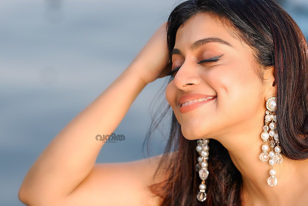 'ചിരിക്കുമ്പോ ശ്രുതി എന്തൊരു ക്യൂട്ടാണ്'; നടിയുടെ സാരി ചിത്രങ്ങൾ ഏറ്റെടുത്ത് ആരാധകർ