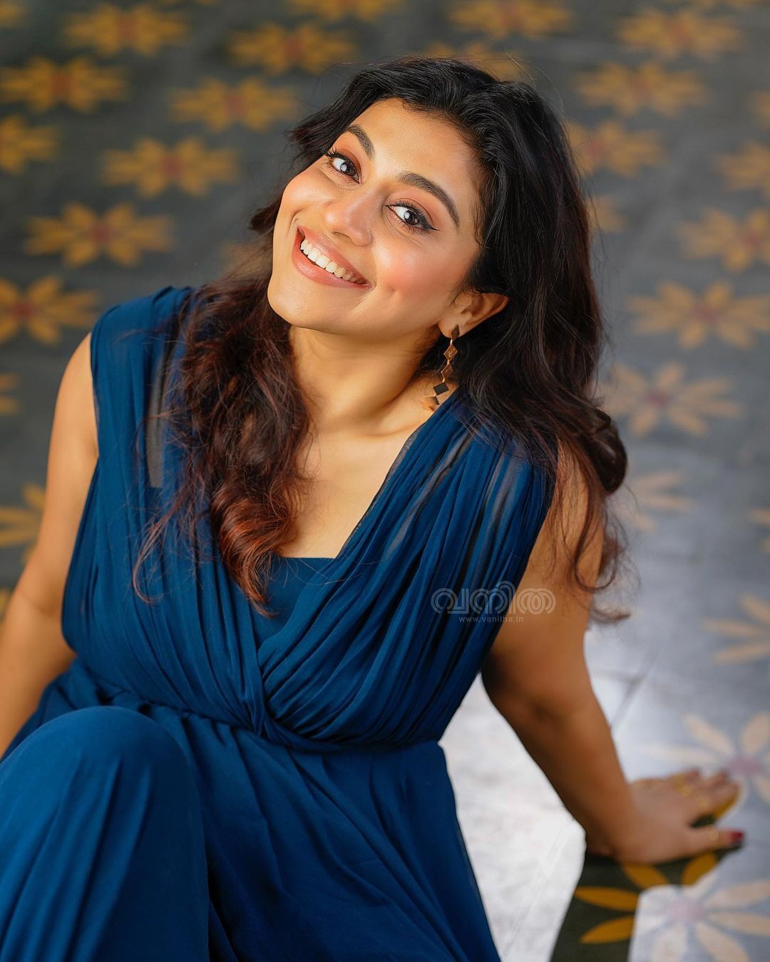 'ചിരിക്കുമ്പോ ശ്രുതി എന്തൊരു ക്യൂട്ടാണ്'; നടിയുടെ സാരി ചിത്രങ്ങൾ ഏറ്റെടുത്ത് ആരാധകർ