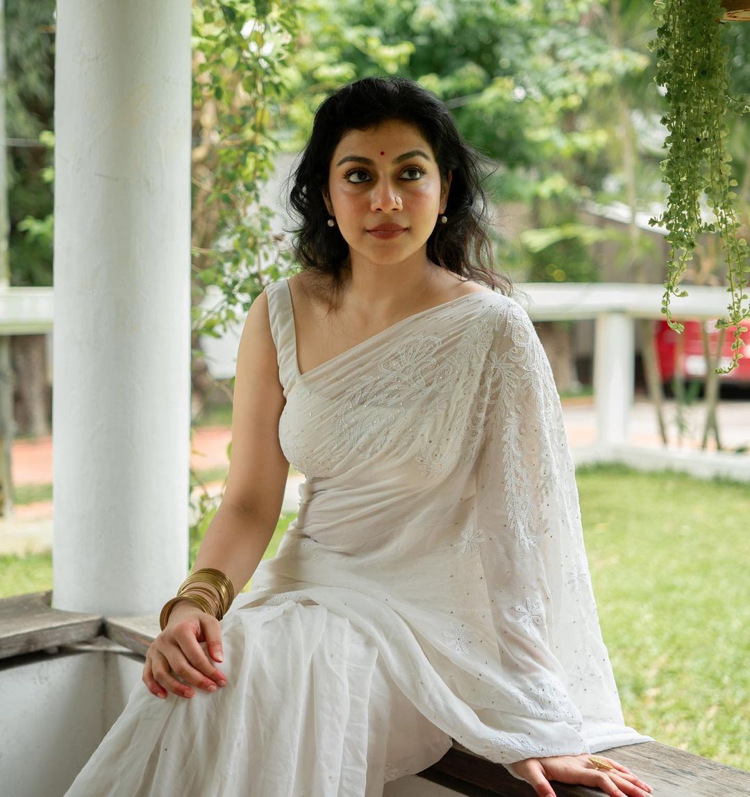 'ചിരിക്കുമ്പോ ശ്രുതി എന്തൊരു ക്യൂട്ടാണ്'; നടിയുടെ സാരി ചിത്രങ്ങൾ ഏറ്റെടുത്ത് ആരാധകർ