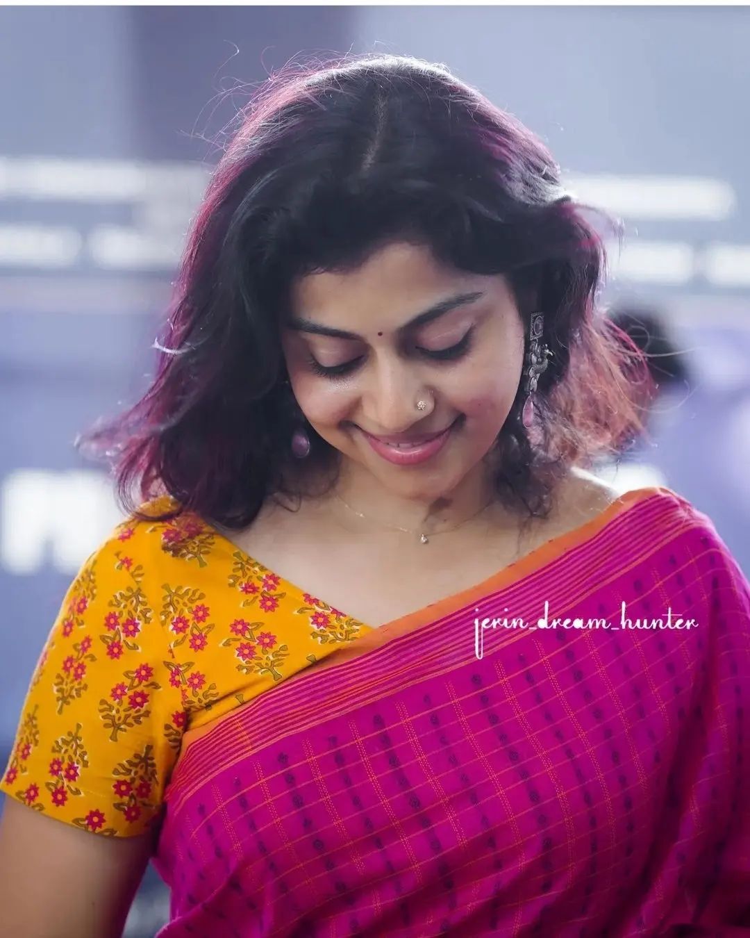 'ചിരിക്കുമ്പോ ശ്രുതി എന്തൊരു ക്യൂട്ടാണ്'; നടിയുടെ സാരി ചിത്രങ്ങൾ ഏറ്റെടുത്ത് ആരാധകർ