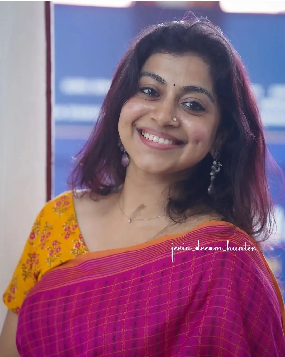 'ചിരിക്കുമ്പോ ശ്രുതി എന്തൊരു ക്യൂട്ടാണ്'; നടിയുടെ സാരി ചിത്രങ്ങൾ ഏറ്റെടുത്ത് ആരാധകർ