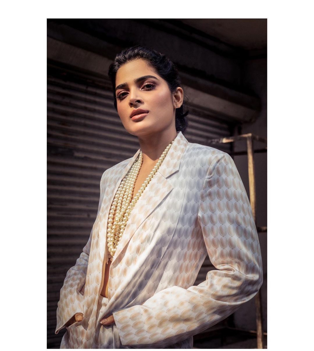 ബോളിവുഡ് താരങ്ങള്‍ വഴിമാറിനില്‍ക്കും; അനഘ...നിങ്ങള്‍ മാസാണ്, വൈറല്‍ ചിത്രങ്ങള്‍