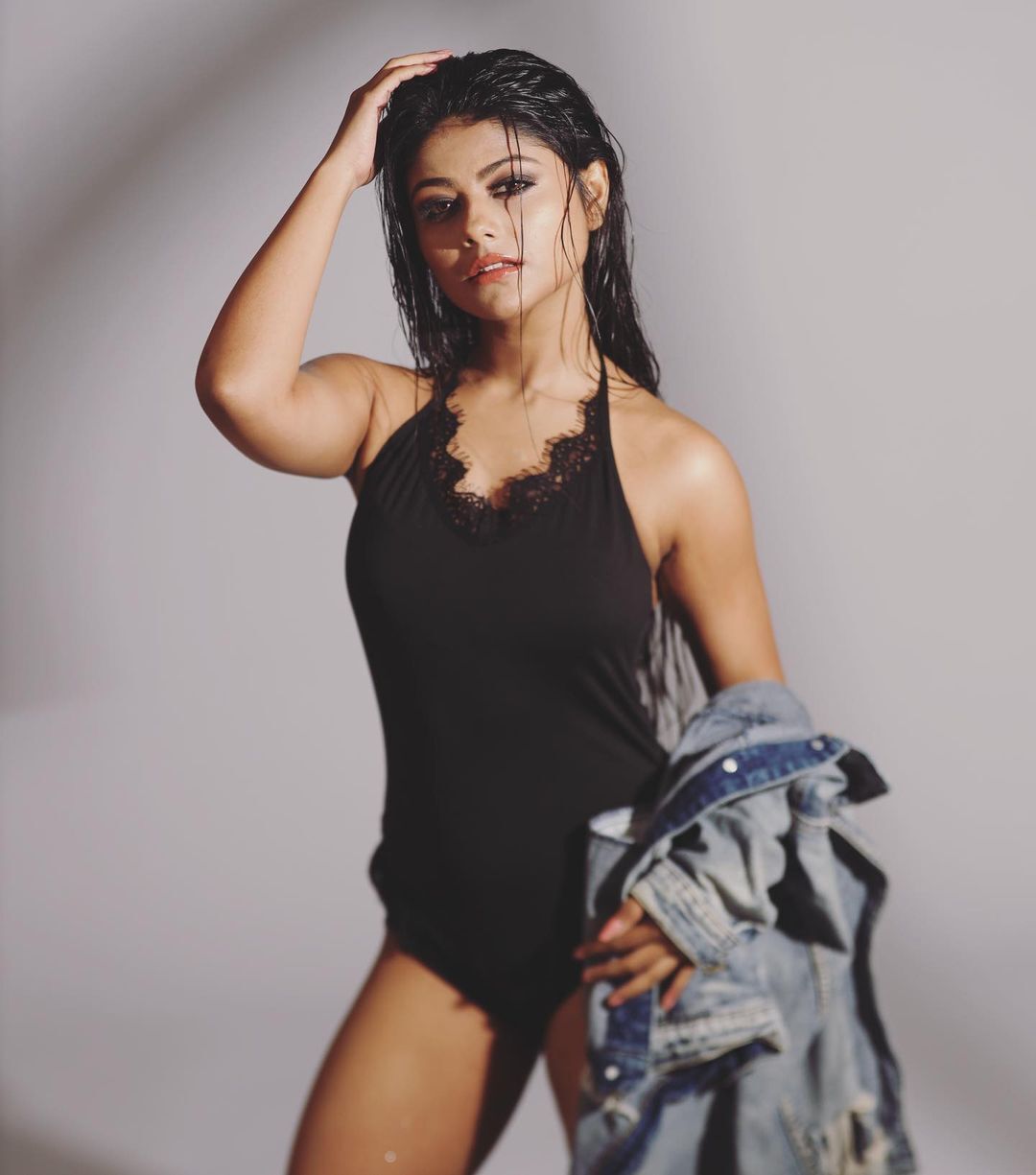 PHOTOS : அப்பப்பா.. ஆளை மயக்கும் அழகு..பிளாக் டிரஸ்ஸில் சுண்டியிழுக்கும் பல்லவி முகர்ஜி...லேட்டஸ்ட் போட்டோஸ் இதோ!