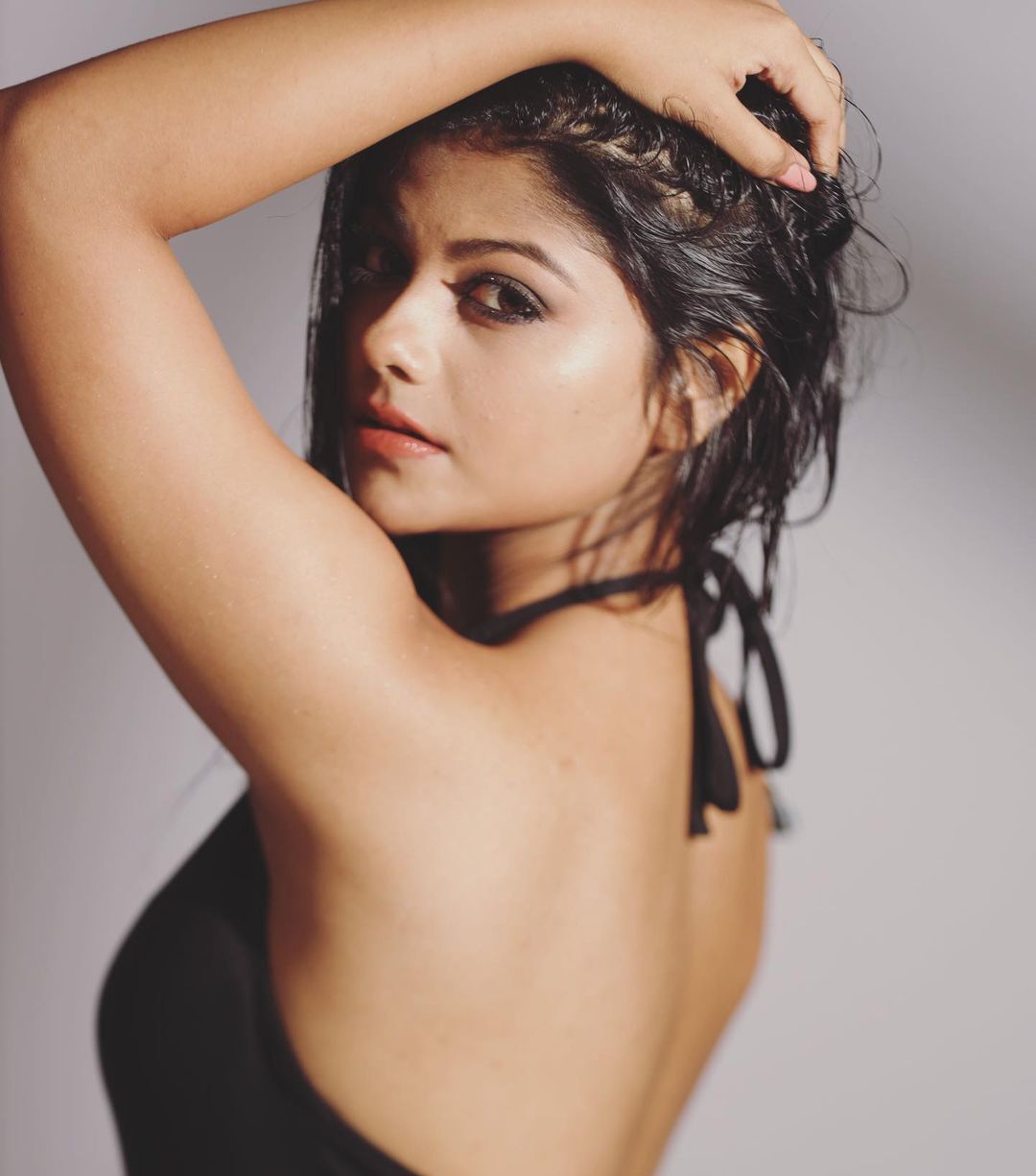 PHOTOS : அப்பப்பா.. ஆளை மயக்கும் அழகு..பிளாக் டிரஸ்ஸில் சுண்டியிழுக்கும் பல்லவி முகர்ஜி...லேட்டஸ்ட் போட்டோஸ் இதோ!