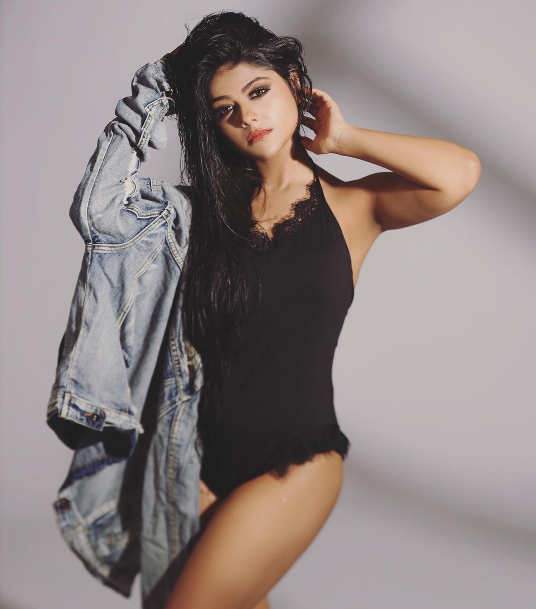 PHOTOS : அப்பப்பா.. ஆளை மயக்கும் அழகு..பிளாக் டிரஸ்ஸில் சுண்டியிழுக்கும் பல்லவி முகர்ஜி...லேட்டஸ்ட் போட்டோஸ் இதோ!