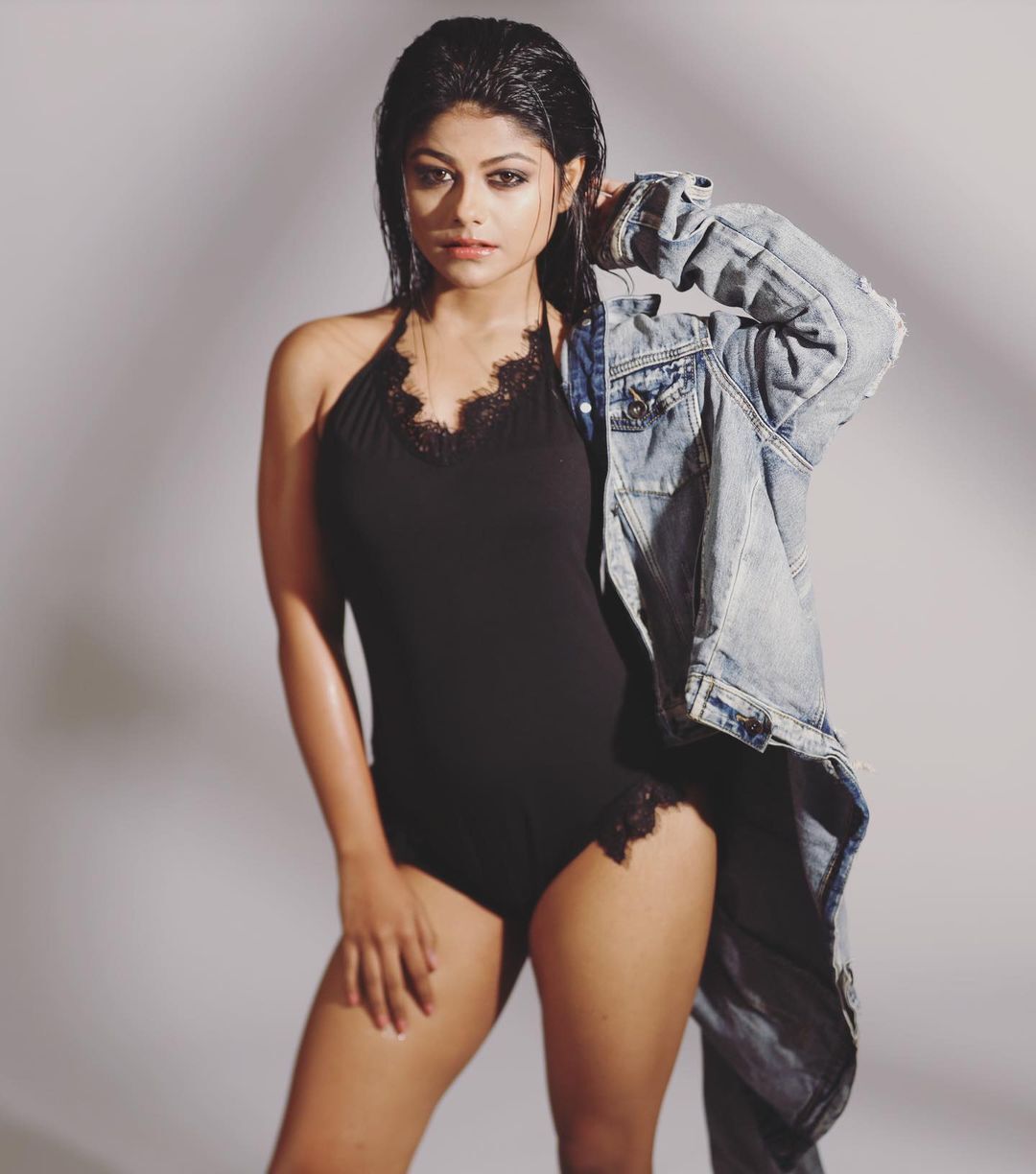 PHOTOS : அப்பப்பா.. ஆளை மயக்கும் அழகு..பிளாக் டிரஸ்ஸில் சுண்டியிழுக்கும் பல்லவி முகர்ஜி...லேட்டஸ்ட் போட்டோஸ் இதோ!