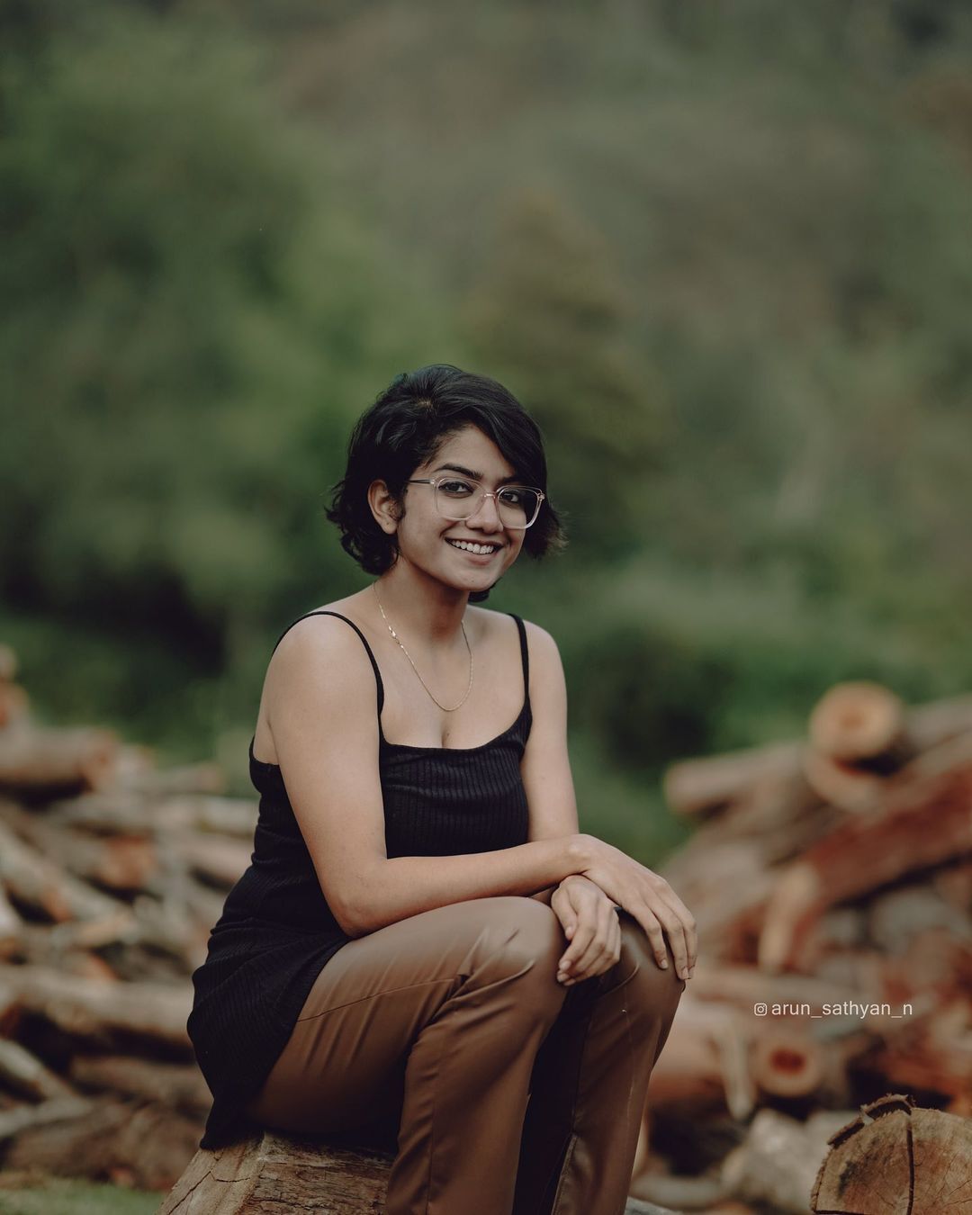 PHOTOS : அட அட.. நதியில் ஆனந்த குளியல் போடும் அனார்கலி மரிக்கார் ... சுண்டியிழுக்கும் படங்கள் இதோ!