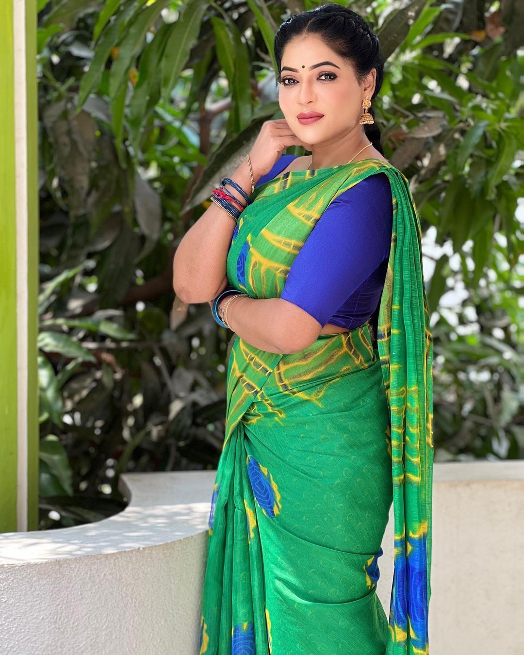 PHOTOS : பச்சை ப்ளூ காம்பினேஷன் ப்பா.. ஆளை மயக்கும் சூப்பர் போஸில் ...