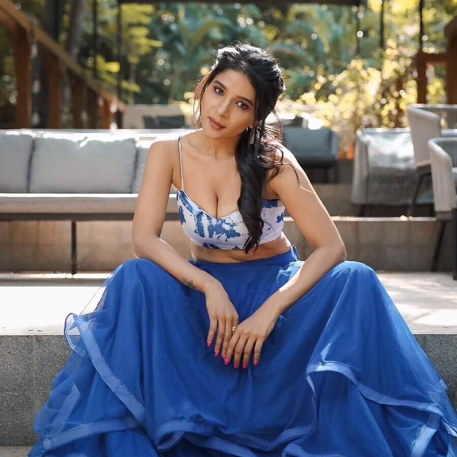 PHOTOS : குட்டி உடையில் சாக்ஷி அகர்வால்... திணறடிக்கும் கலக்கல் போட்டோஸ்! 