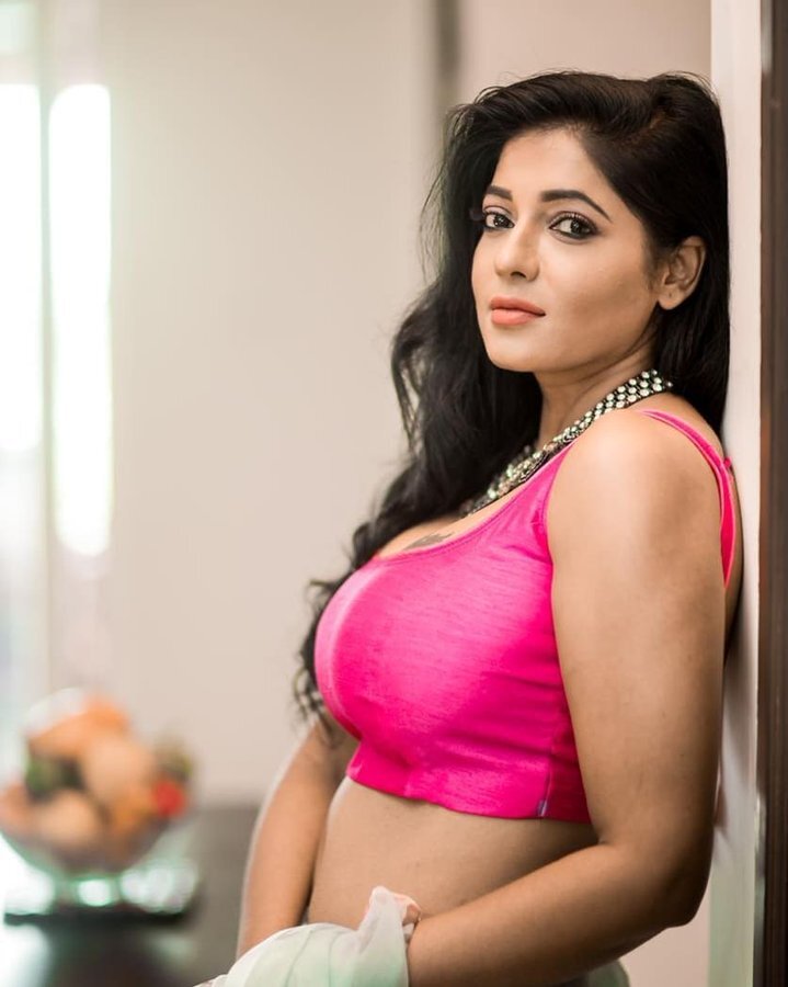 PHOTOS : டாப் ஆங்கிளில் டாப் டக்கர் போஸ் கொடுக்கும் ரேஷ்மா.. மயங்கும் ரசிகர்கள்!
