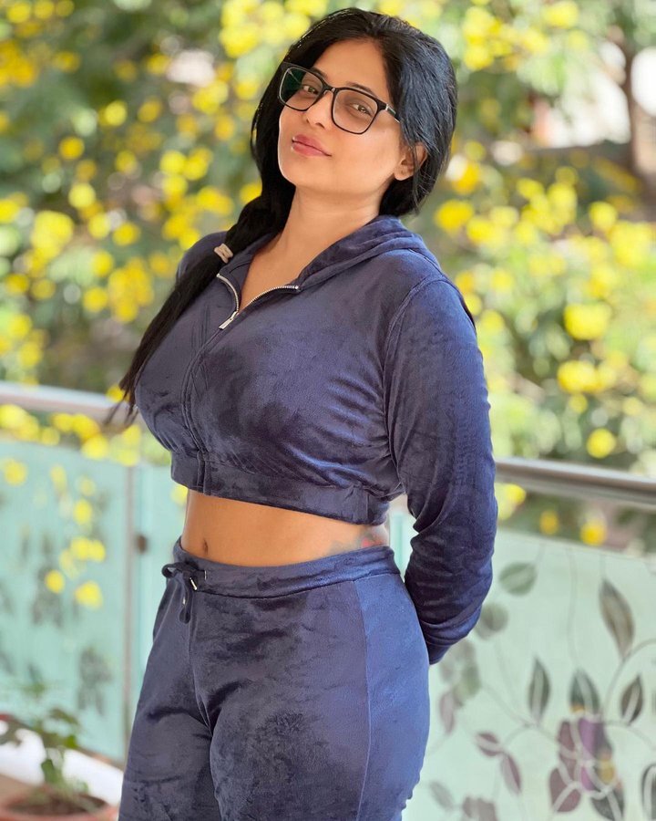 PHOTOS : டாப் ஆங்கிளில் டாப் டக்கர் போஸ் கொடுக்கும் ரேஷ்மா.. மயங்கும் ரசிகர்கள்!