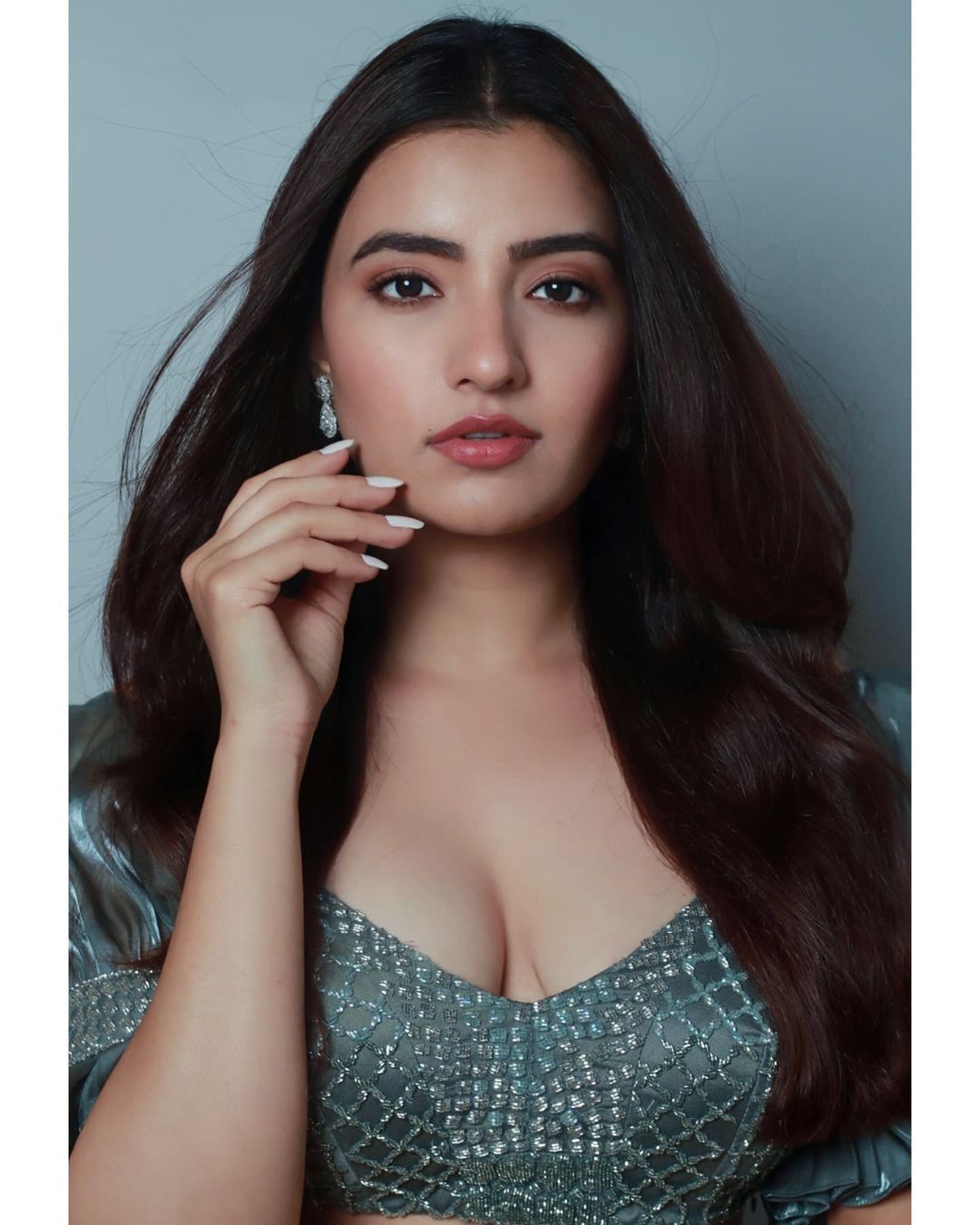 PHOTOS : ப்பா.. புல்வெளியில் பட்டாம்பூச்சியாய் மாறிய ருக்சார் தில்லான்.. ஏங்க வைக்கும் ஸ்டில்ஸ்!