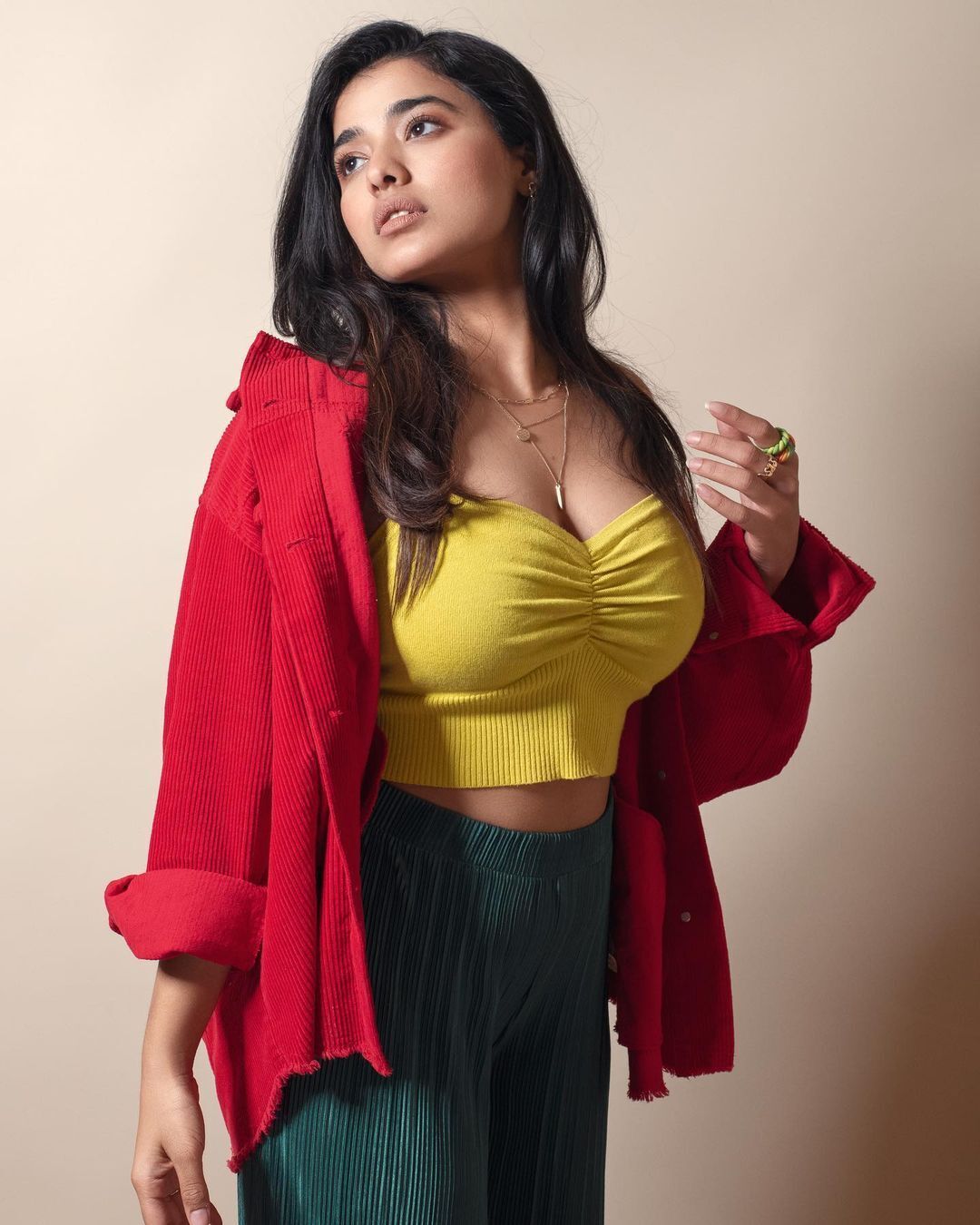 PHOTOS : கியூட்டாக கேக் சாப்பிடும் கெடிகா ஷர்மா! சைடு போஸில் ஆளை மயக்கும் லேட்டஸ்ட் பிக்ஸ் இதோ!