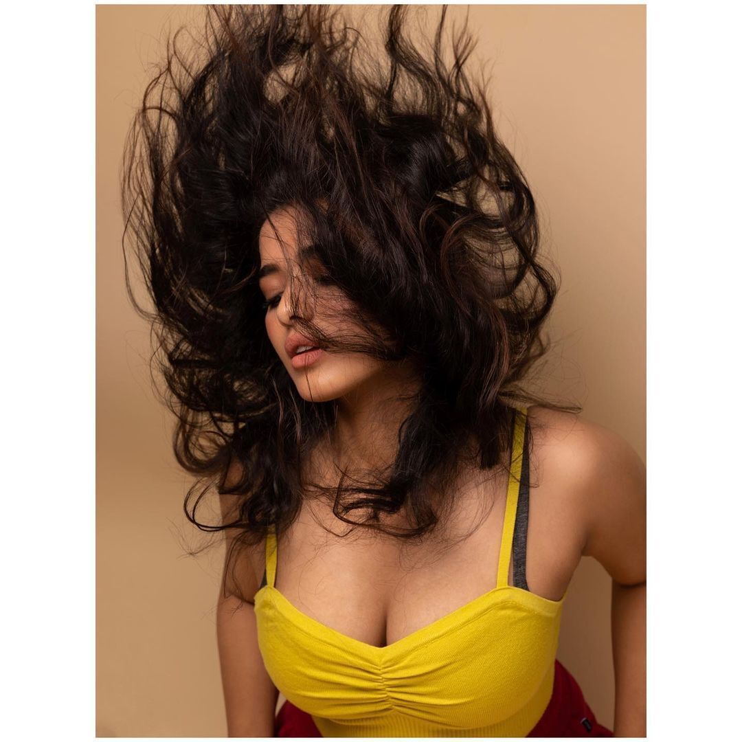 PHOTOS : கியூட்டாக கேக் சாப்பிடும் கெடிகா ஷர்மா! சைடு போஸில் ஆளை மயக்கும் லேட்டஸ்ட் பிக்ஸ் இதோ!