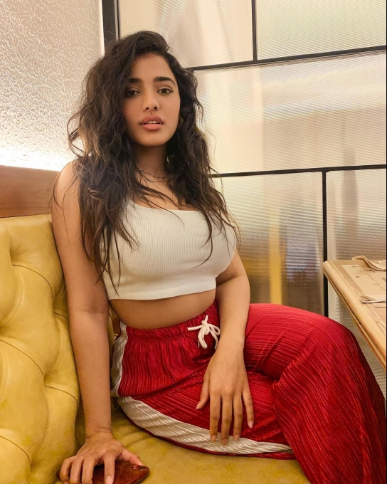 PHOTOS : கியூட்டாக கேக் சாப்பிடும் கெடிகா ஷர்மா! சைடு போஸில் ஆளை மயக்கும் லேட்டஸ்ட் பிக்ஸ் இதோ!