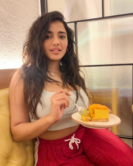 PHOTOS : கியூட்டாக கேக் சாப்பிடும் கெடிகா ஷர்மா! சைடு போஸில் ஆளை மயக்கும் லேட்டஸ்ட் பிக்ஸ் இதோ!