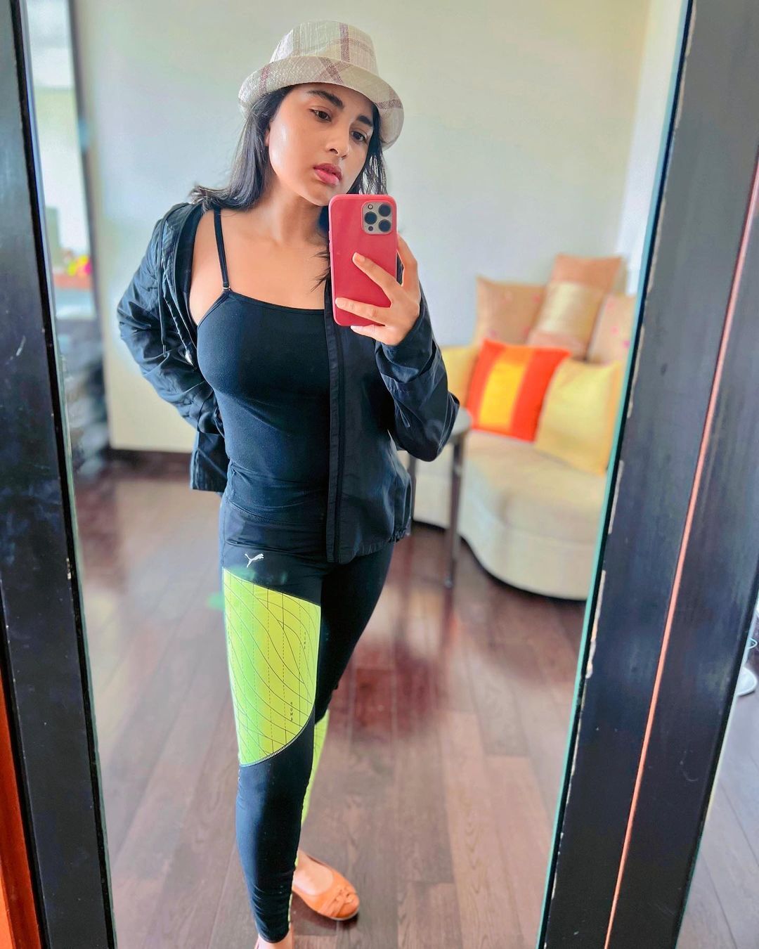 PHOTOS : டெய்ட் உடையில் ஒரு நச் செல்ஃபி.. ஜிம் சூட்டில் கலக்கும் ஸ்ருஷ்டி டாங்கே!