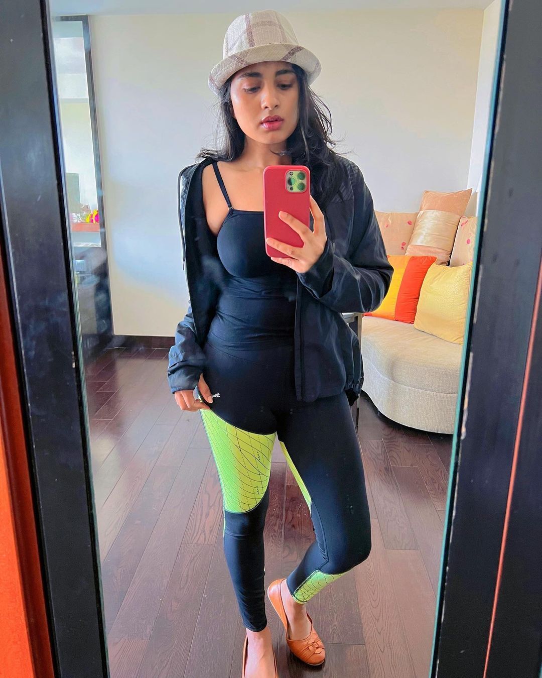 PHOTOS : டெய்ட் உடையில் ஒரு நச் செல்ஃபி.. ஜிம் சூட்டில் கலக்கும் ஸ்ருஷ்டி டாங்கே!