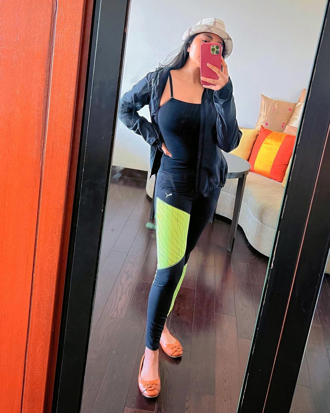 PHOTOS : டெய்ட் உடையில் ஒரு நச் செல்ஃபி.. ஜிம் சூட்டில் கலக்கும் ஸ்ருஷ்டி டாங்கே!