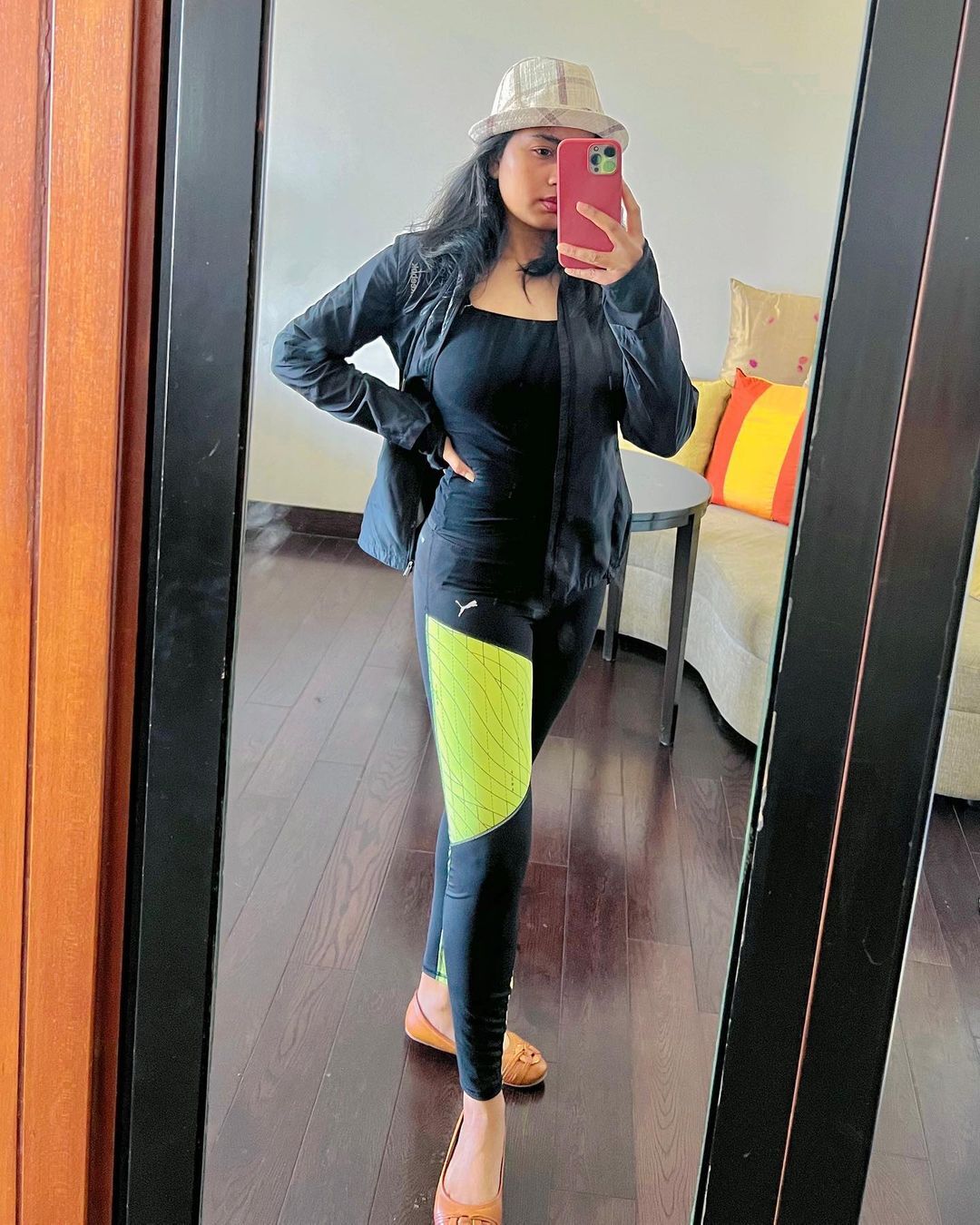 PHOTOS : டெய்ட் உடையில் ஒரு நச் செல்ஃபி.. ஜிம் சூட்டில் கலக்கும் ஸ்ருஷ்டி டாங்கே!