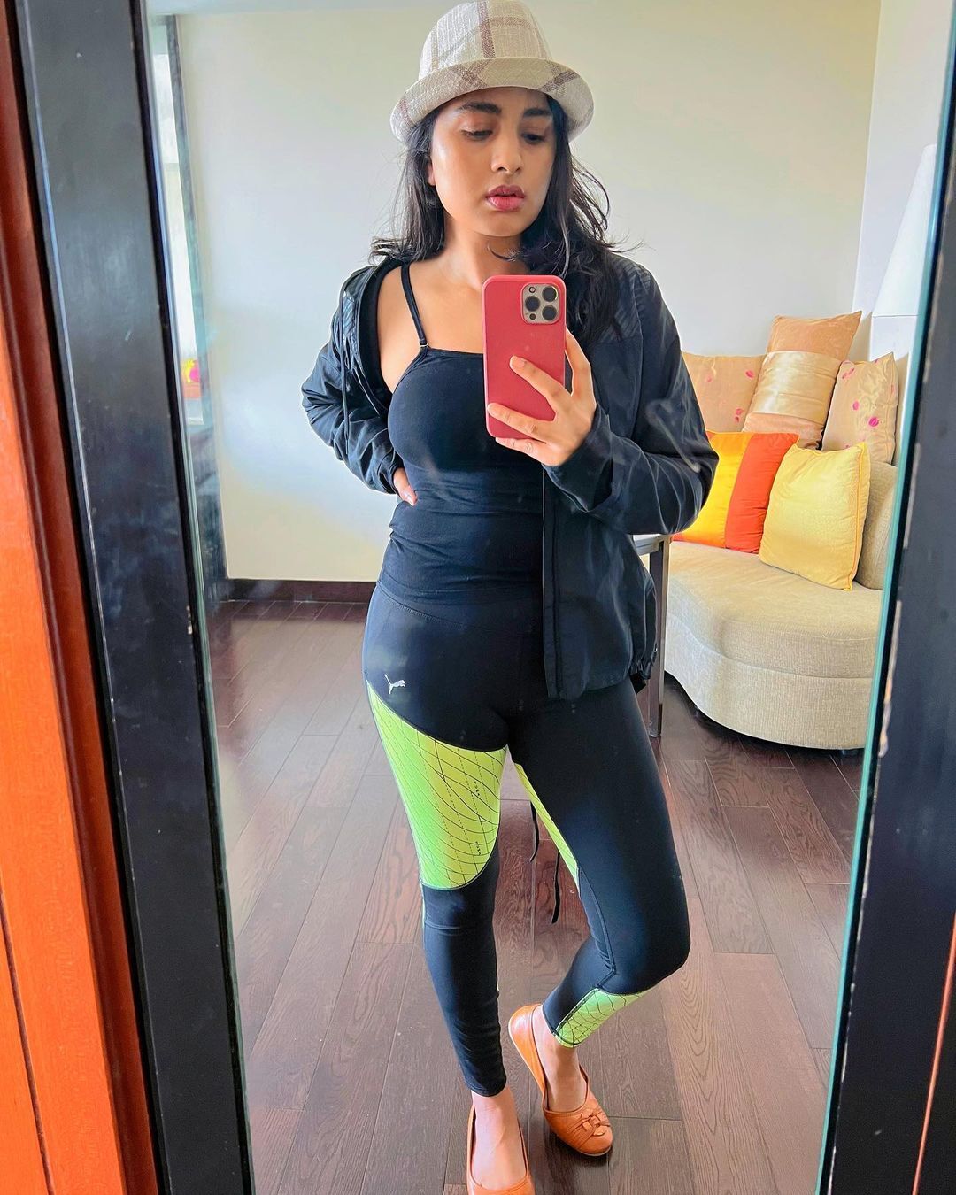 PHOTOS : டெய்ட் உடையில் ஒரு நச் செல்ஃபி.. ஜிம் சூட்டில் கலக்கும் ஸ்ருஷ்டி டாங்கே!