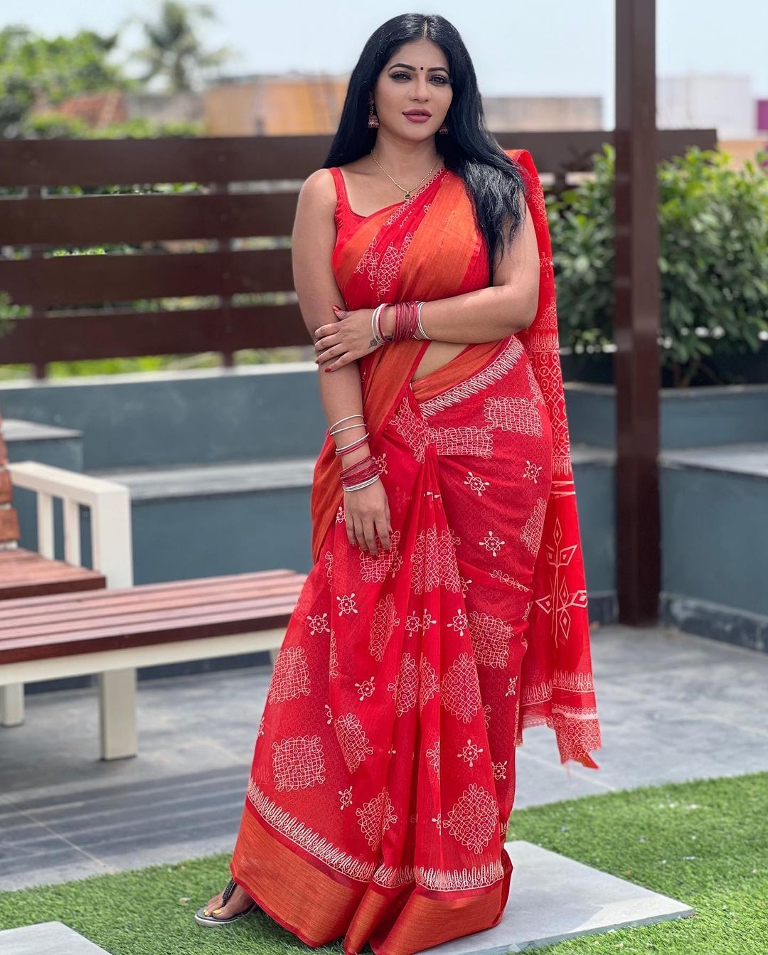 PHOTOS : சேலையில் செதுக்கி வைச்ச சிலையாய் நிற்கும் ரேஷ்மா... ஆளை அசத்தும் நச் போட்டோஸ்!
