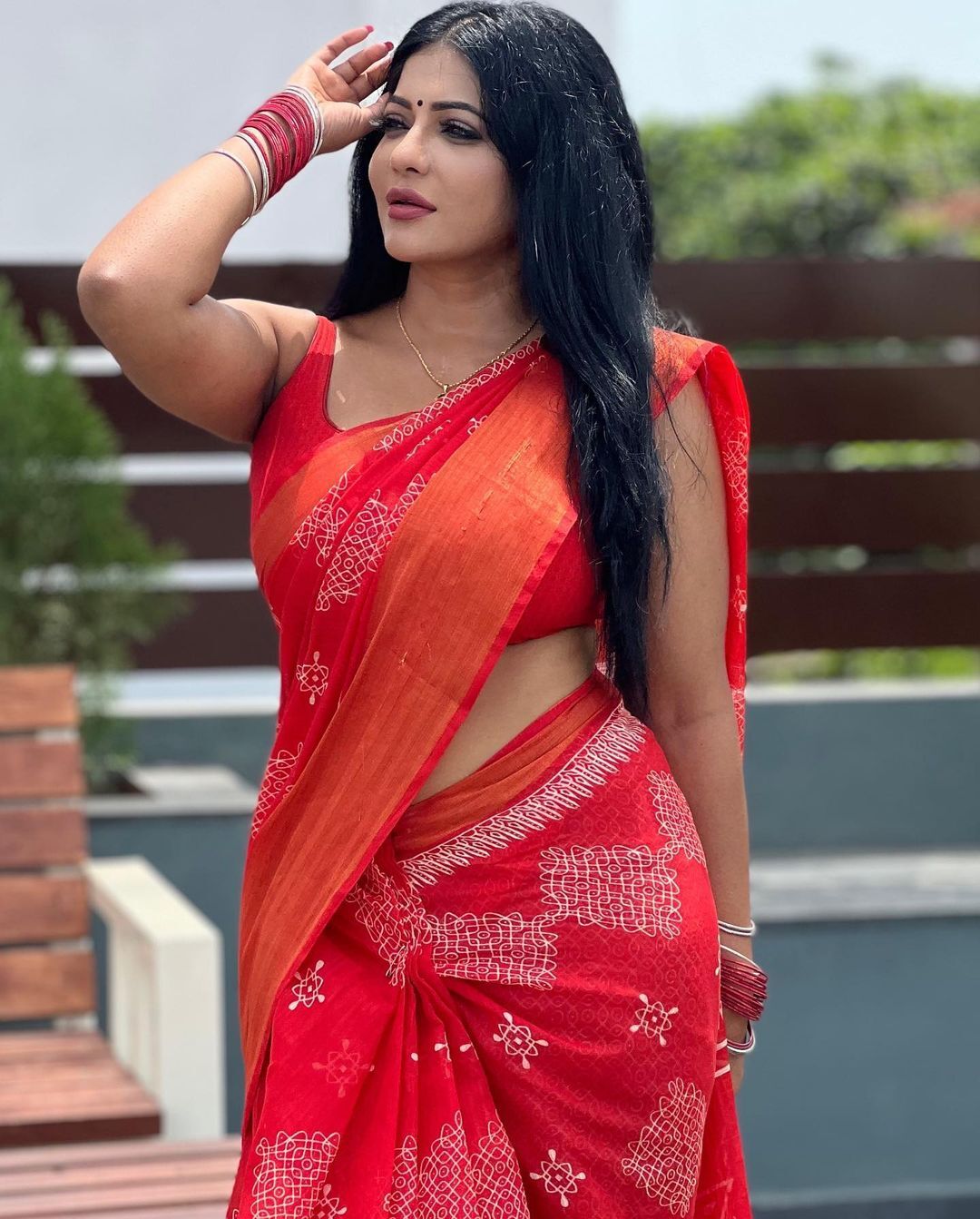 PHOTOS : சேலையில் செதுக்கி வைச்ச சிலையாய் நிற்கும் ரேஷ்மா... ஆளை அசத்தும் நச் போட்டோஸ்!