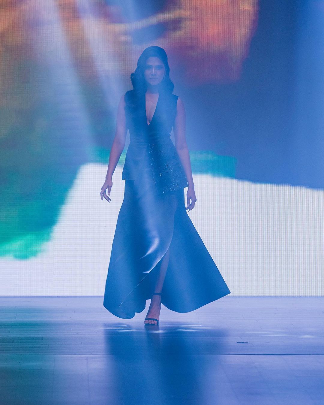 പിങ്ക് ഇത്ര ഇഷ്ടമാണോ; മാളവിക ഒരല്‍പ്പം ഹോട്ടാണ്, ഈ ലുക്ക് അടിപൊളി, വൈറലായി മേക്കപ്പ് റൂം ചിത്രങ്ങള്‍