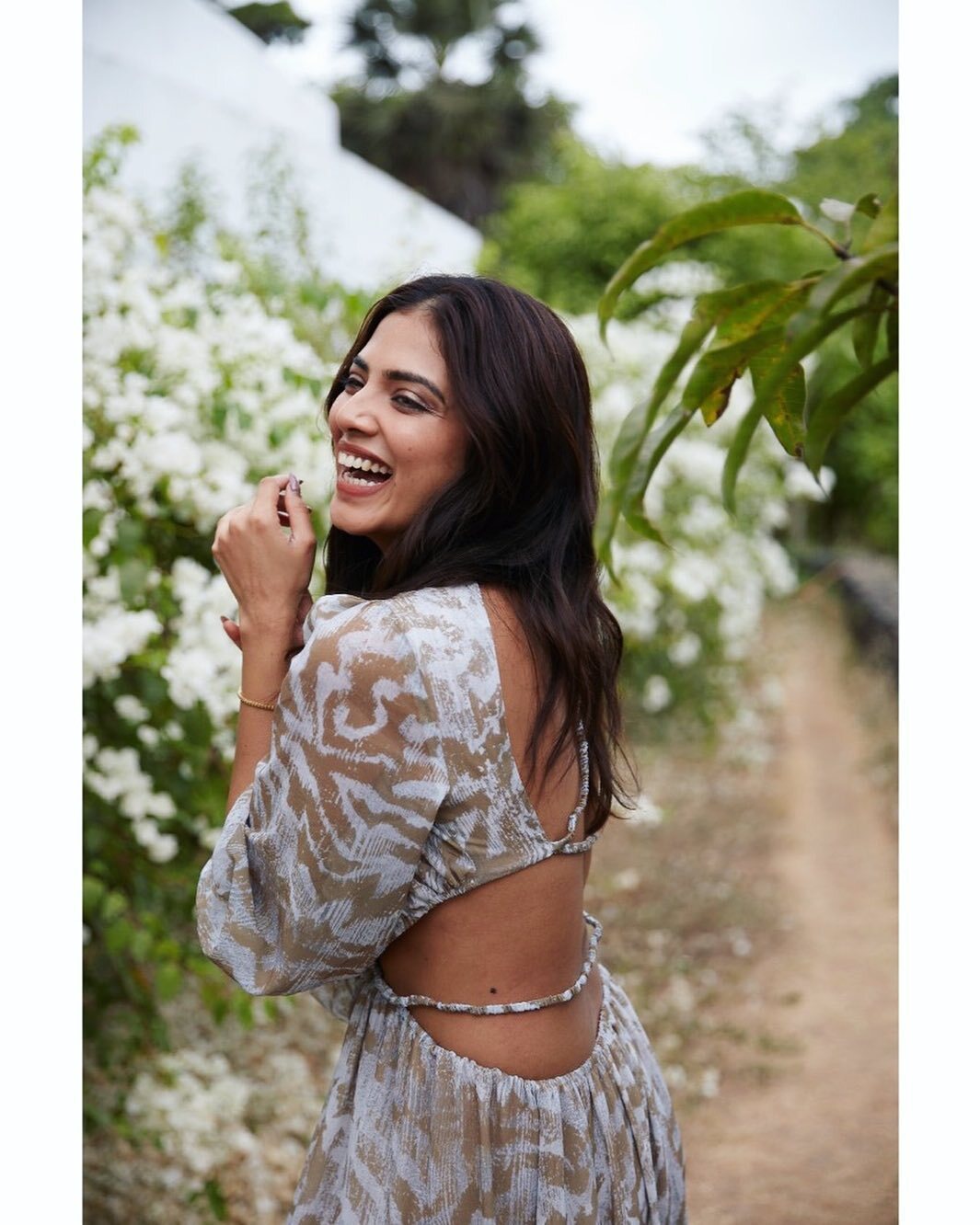 പിങ്ക് ഇത്ര ഇഷ്ടമാണോ; മാളവിക ഒരല്‍പ്പം ഹോട്ടാണ്, ഈ ലുക്ക് അടിപൊളി, വൈറലായി മേക്കപ്പ് റൂം ചിത്രങ്ങള്‍