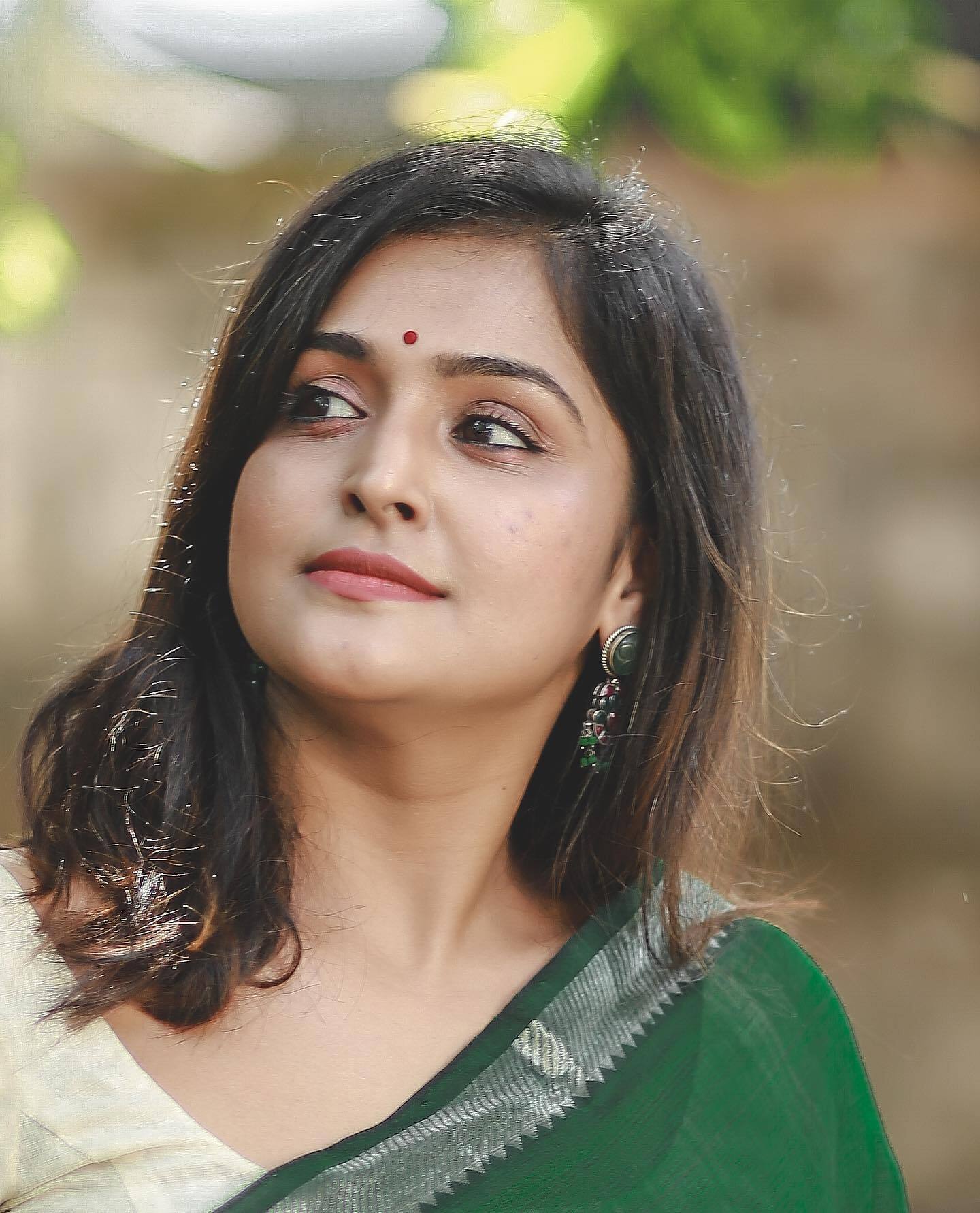 സുന്ദരിമണി... പച്ച സാരിയും ചുവന്ന പൊട്ടും, അഴക് നിറച്ച് രമ്യ നമ്പീശന്റെ ചിത്രങ്ങൾ