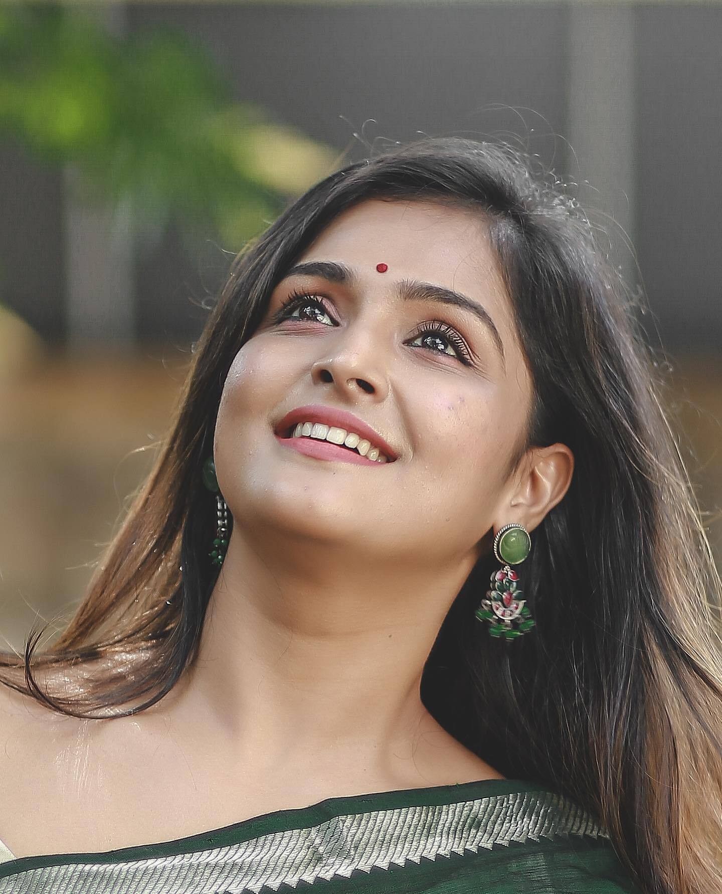 സുന്ദരിമണി... പച്ച സാരിയും ചുവന്ന പൊട്ടും, അഴക് നിറച്ച് രമ്യ നമ്പീശന്റെ ചിത്രങ്ങൾ