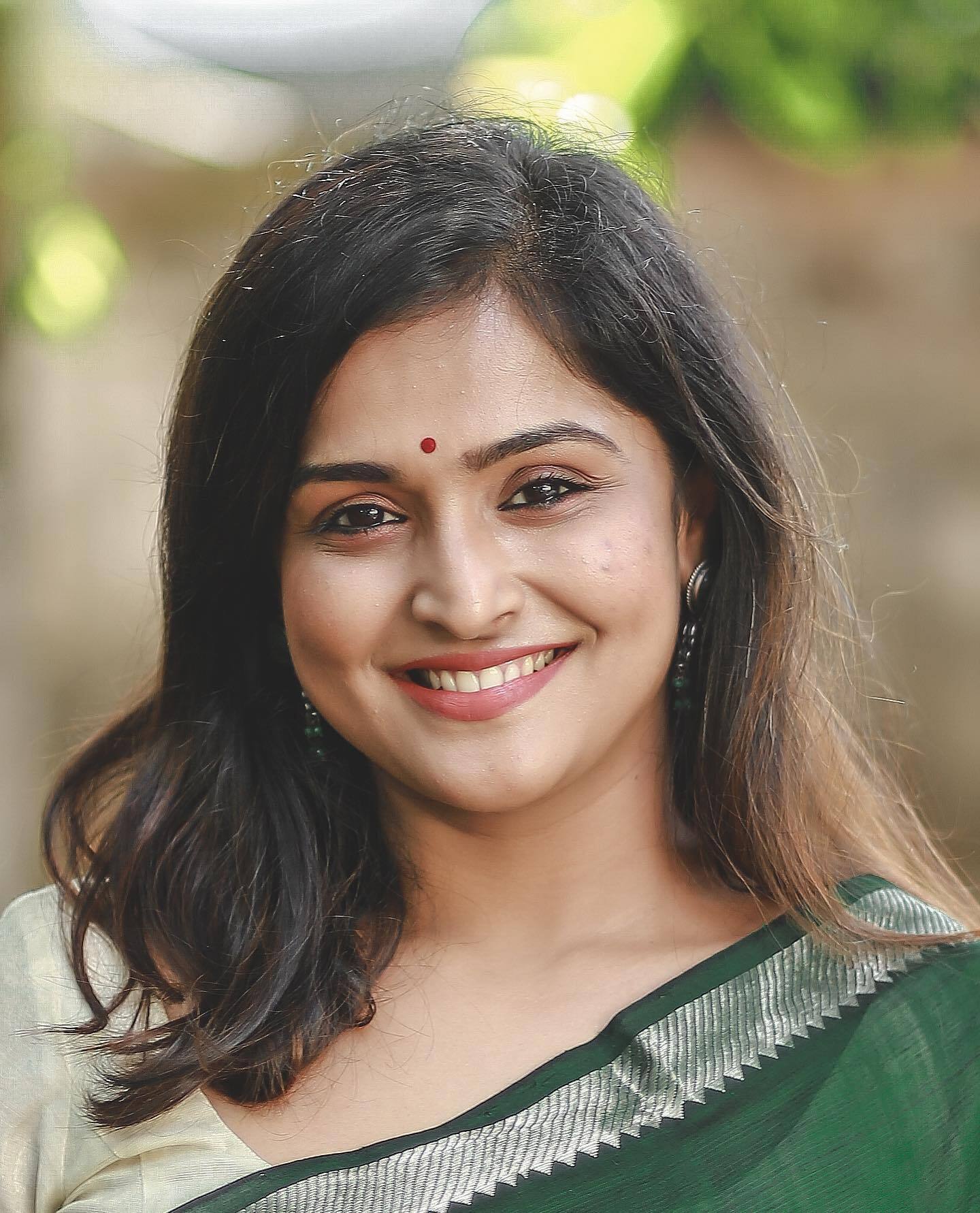 സുന്ദരിമണി... പച്ച സാരിയും ചുവന്ന പൊട്ടും, അഴക് നിറച്ച് രമ്യ നമ്പീശന്റെ ചിത്രങ്ങൾ