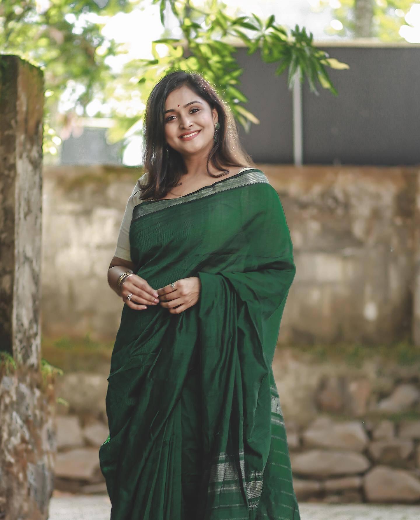 സുന്ദരിമണി... പച്ച സാരിയും ചുവന്ന പൊട്ടും, അഴക് നിറച്ച് രമ്യ നമ്പീശന്റെ ചിത്രങ്ങൾ