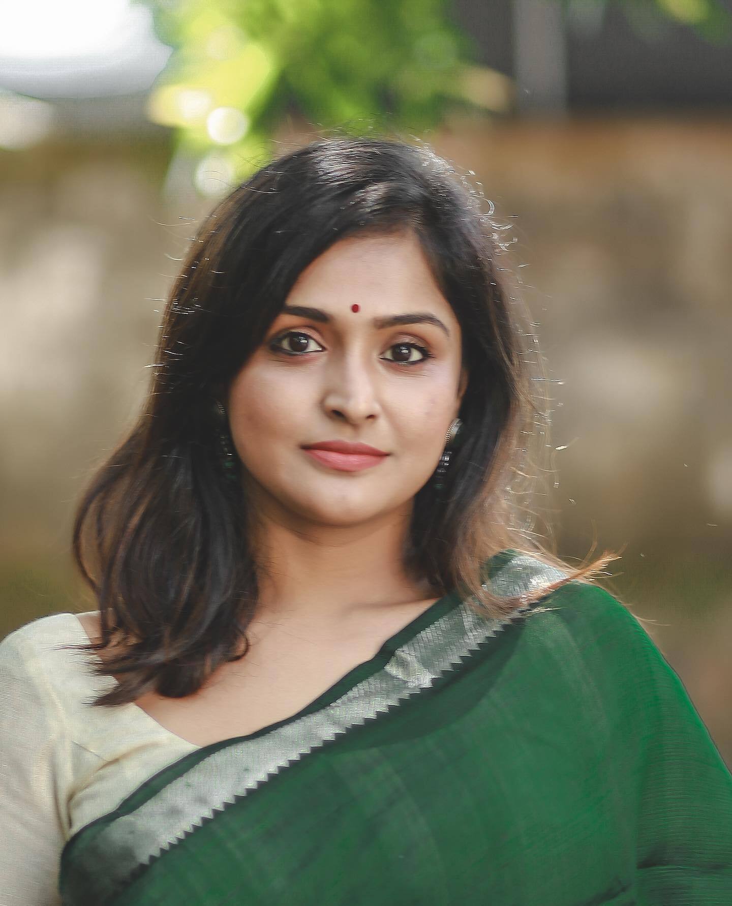 സുന്ദരിമണി... പച്ച സാരിയും ചുവന്ന പൊട്ടും, അഴക് നിറച്ച് രമ്യ നമ്പീശന്റെ ചിത്രങ്ങൾ