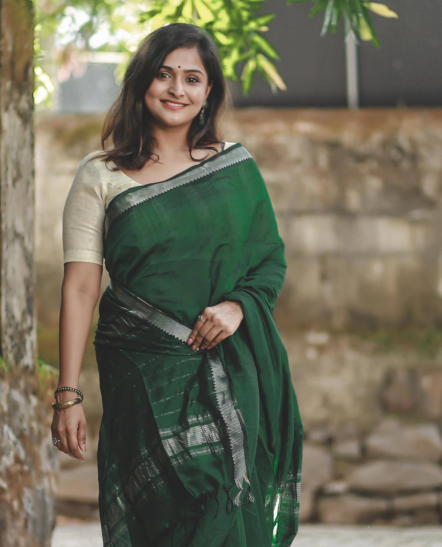 സുന്ദരിമണി... പച്ച സാരിയും ചുവന്ന പൊട്ടും, അഴക് നിറച്ച് രമ്യ നമ്പീശന്റെ ചിത്രങ്ങൾ