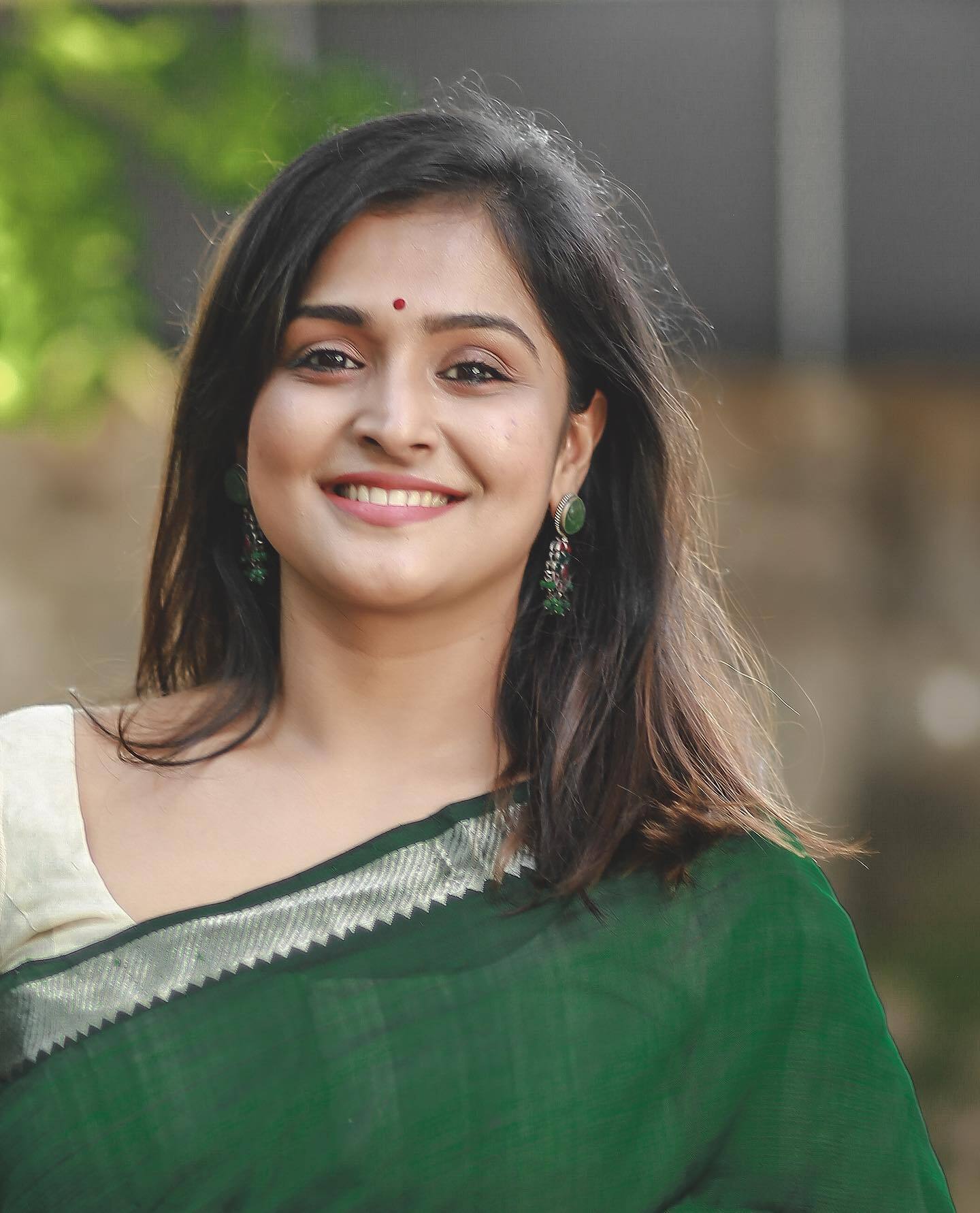 സുന്ദരിമണി... പച്ച സാരിയും ചുവന്ന പൊട്ടും, അഴക് നിറച്ച് രമ്യ നമ്പീശന്റെ ചിത്രങ്ങൾ