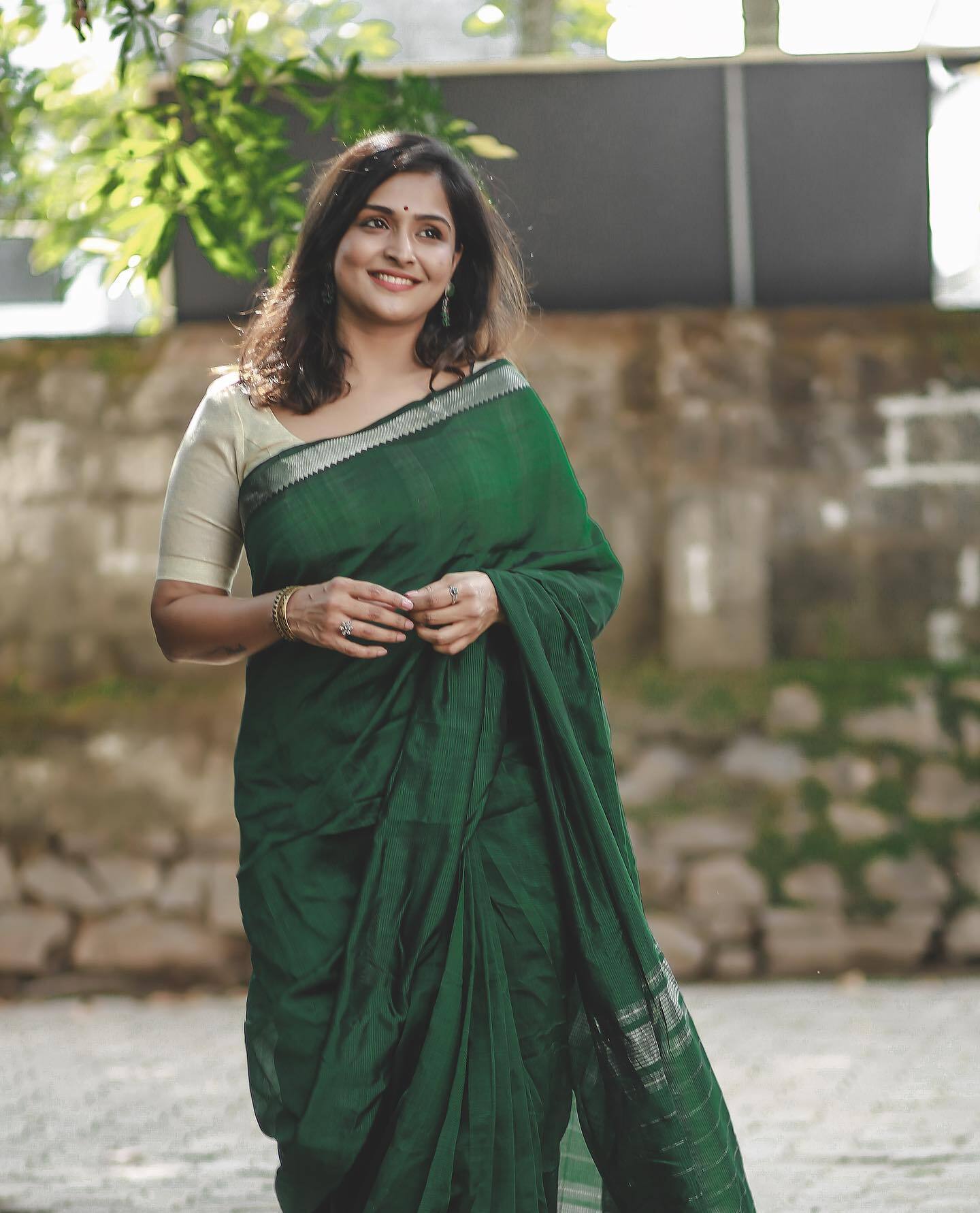 സുന്ദരിമണി... പച്ച സാരിയും ചുവന്ന പൊട്ടും, അഴക് നിറച്ച് രമ്യ നമ്പീശന്റെ ചിത്രങ്ങൾ