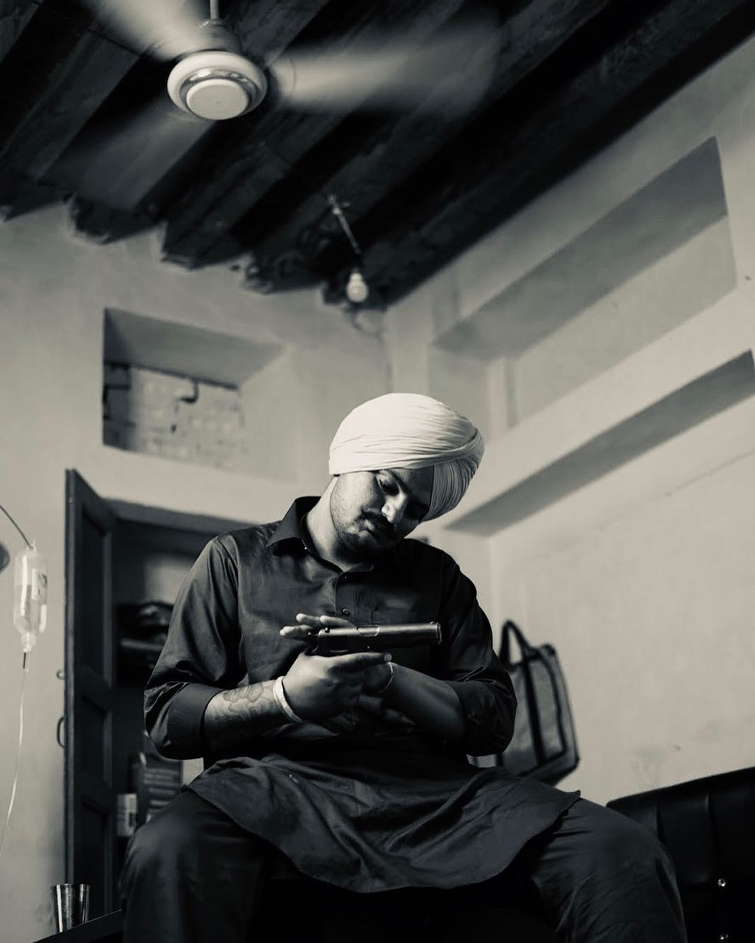 सिद्धू मूसेवाला को बंदूकों का था घना शौक, देखें कुछ अनदेखी तस्वीरें 