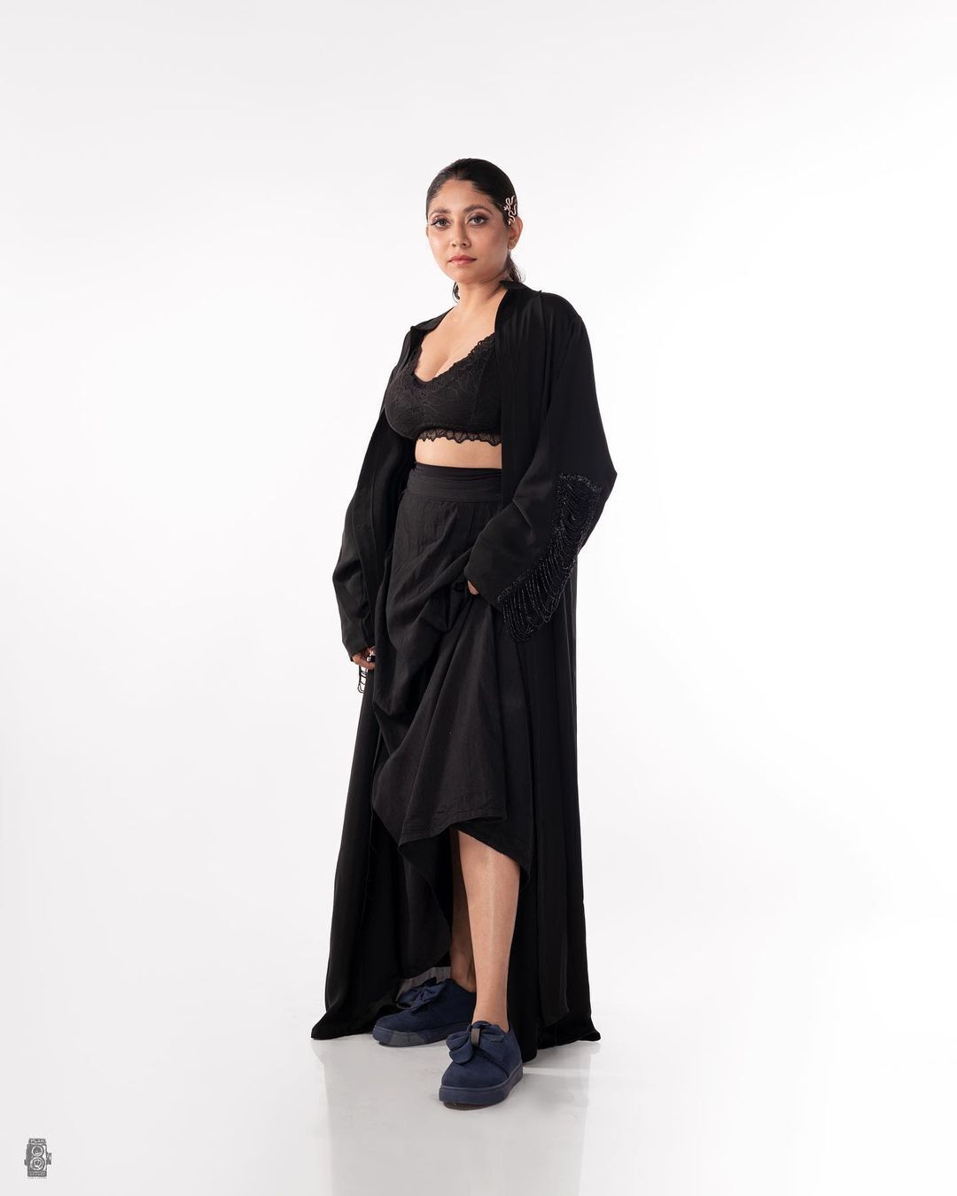 കറുപ്പിന് ഇത്ര അഴകോ! ഗ്ലാമറസ് ഫോട്ടോഷൂട്ടുമായി അഭയ ഹിരണ്മയി, ചിത്രങ്ങൾ വൈറൽ