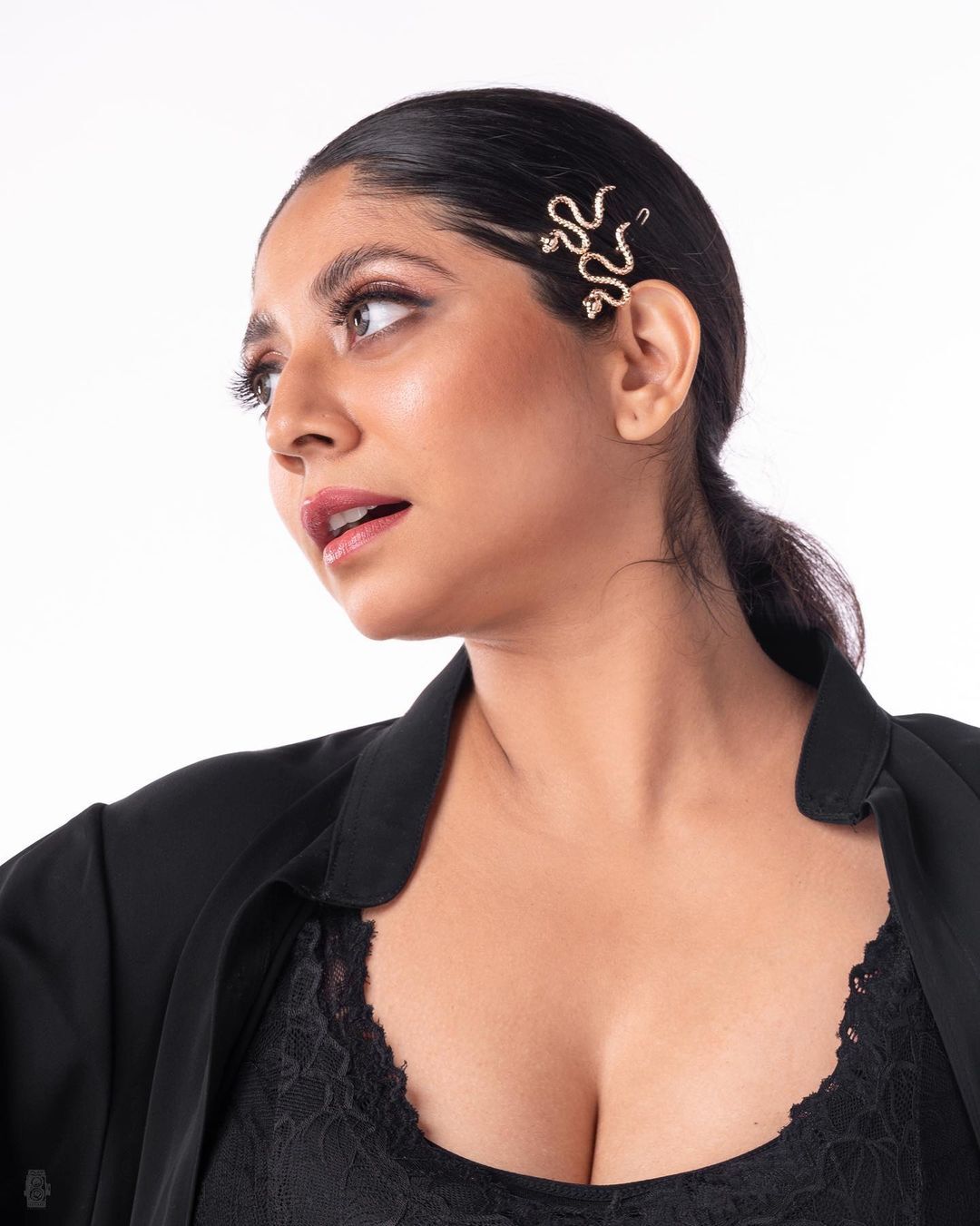 കറുപ്പിന് ഇത്ര അഴകോ! ഗ്ലാമറസ് ഫോട്ടോഷൂട്ടുമായി അഭയ ഹിരണ്മയി, ചിത്രങ്ങൾ വൈറൽ