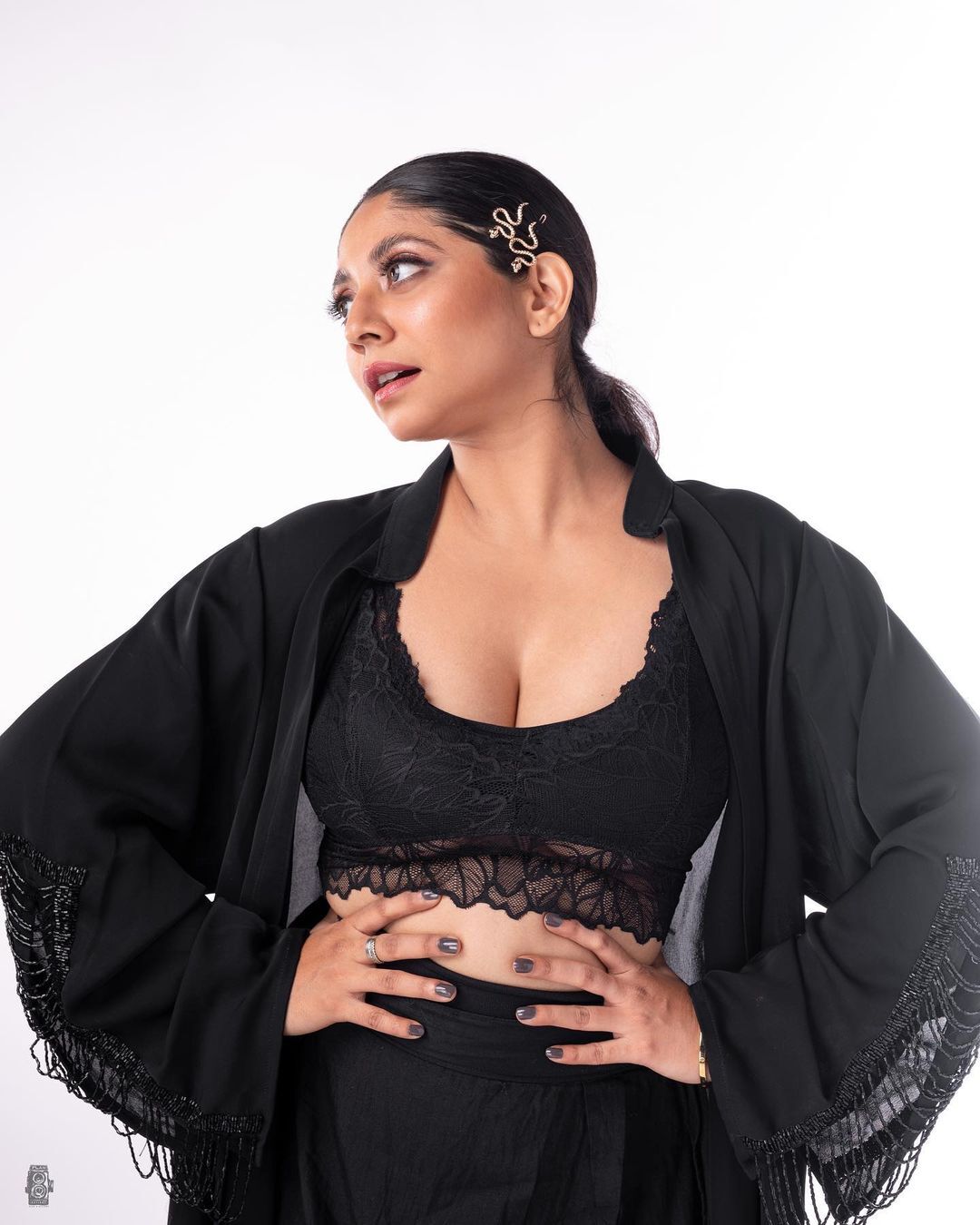 കറുപ്പിന് ഇത്ര അഴകോ! ഗ്ലാമറസ് ഫോട്ടോഷൂട്ടുമായി അഭയ ഹിരണ്മയി, ചിത്രങ്ങൾ വൈറൽ