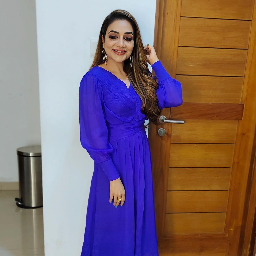 'സന്തോഷവതിയായി ഇരിക്കാൻ ഞാൻ ആഗ്രഹിക്കുന്നു';റിമിയുടെ കുറിപ്പും ഫോട്ടോയും ഇതാ വൈറൽ